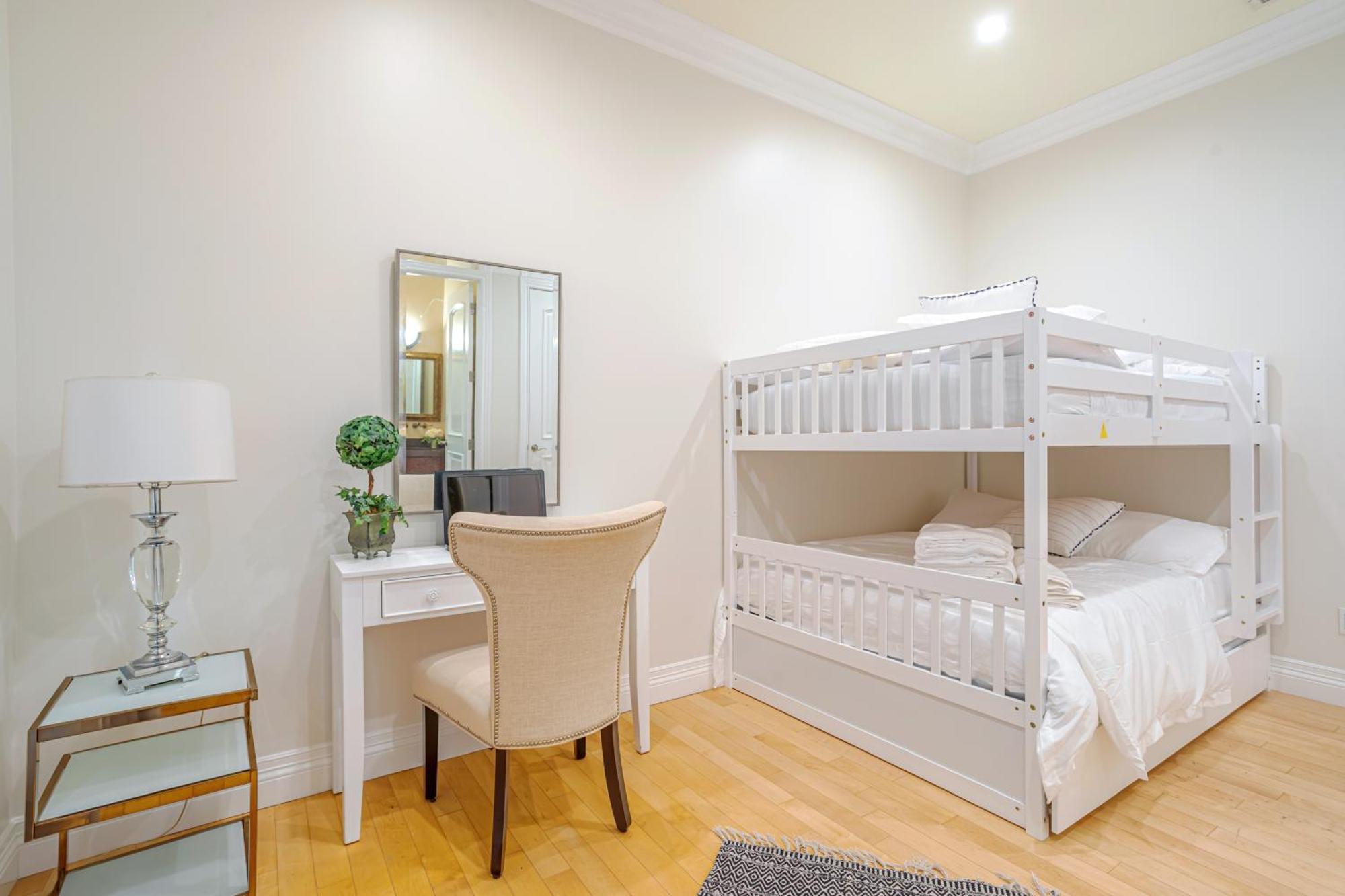 Regal 4 Bed With Hot Tub Close To Universal Sleeps 15 Los Angeles