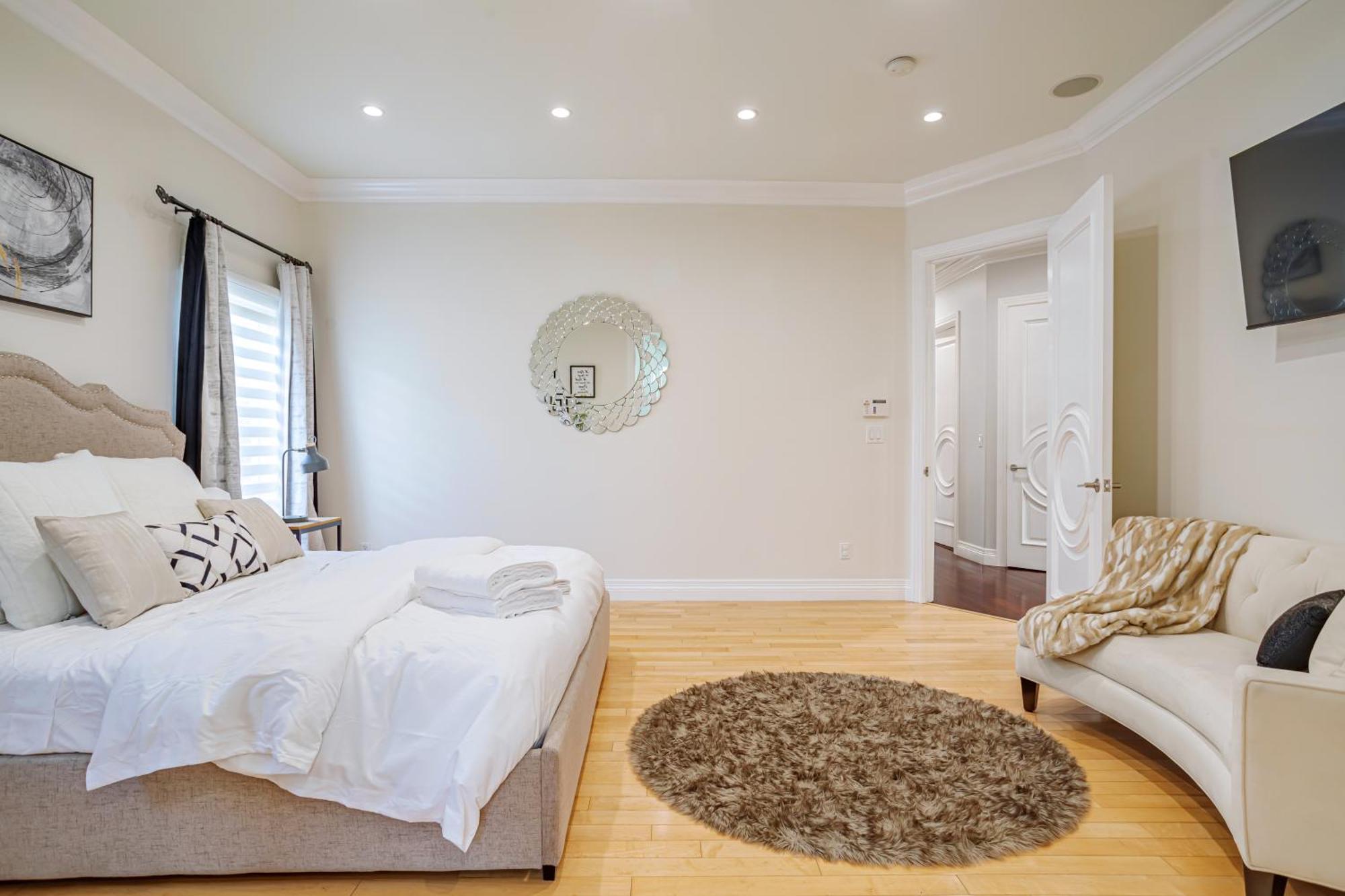 Holiday home Regal 4 Bed With Hot Tub Close To Universal Sleeps 15 Los Angeles