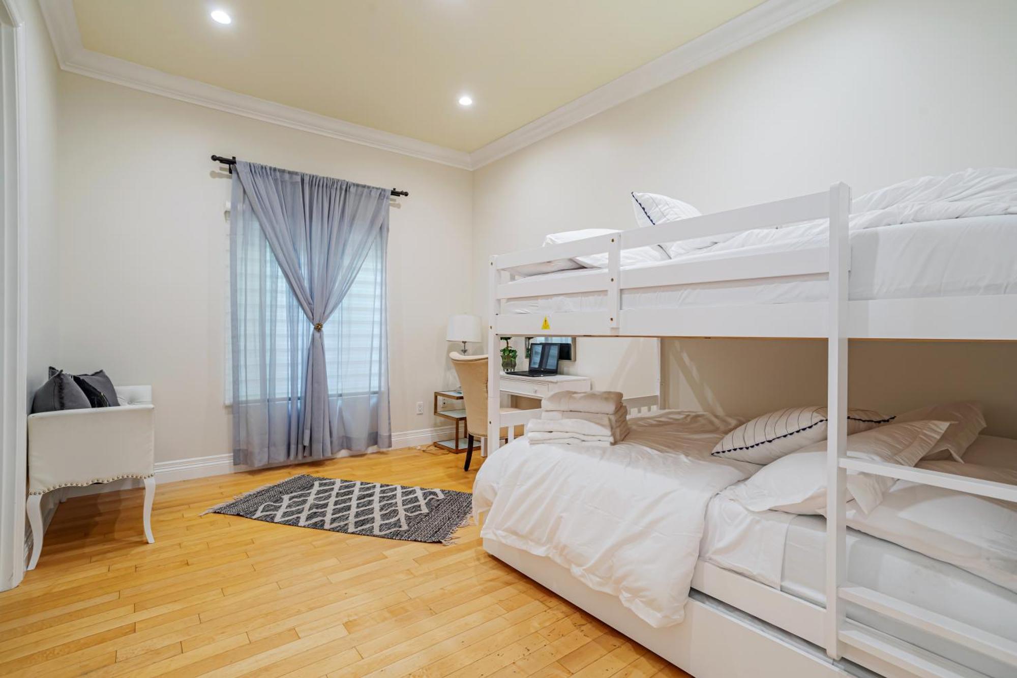 Regal 4 Bed With Hot Tub Close To Universal Sleeps 15 Holiday home *