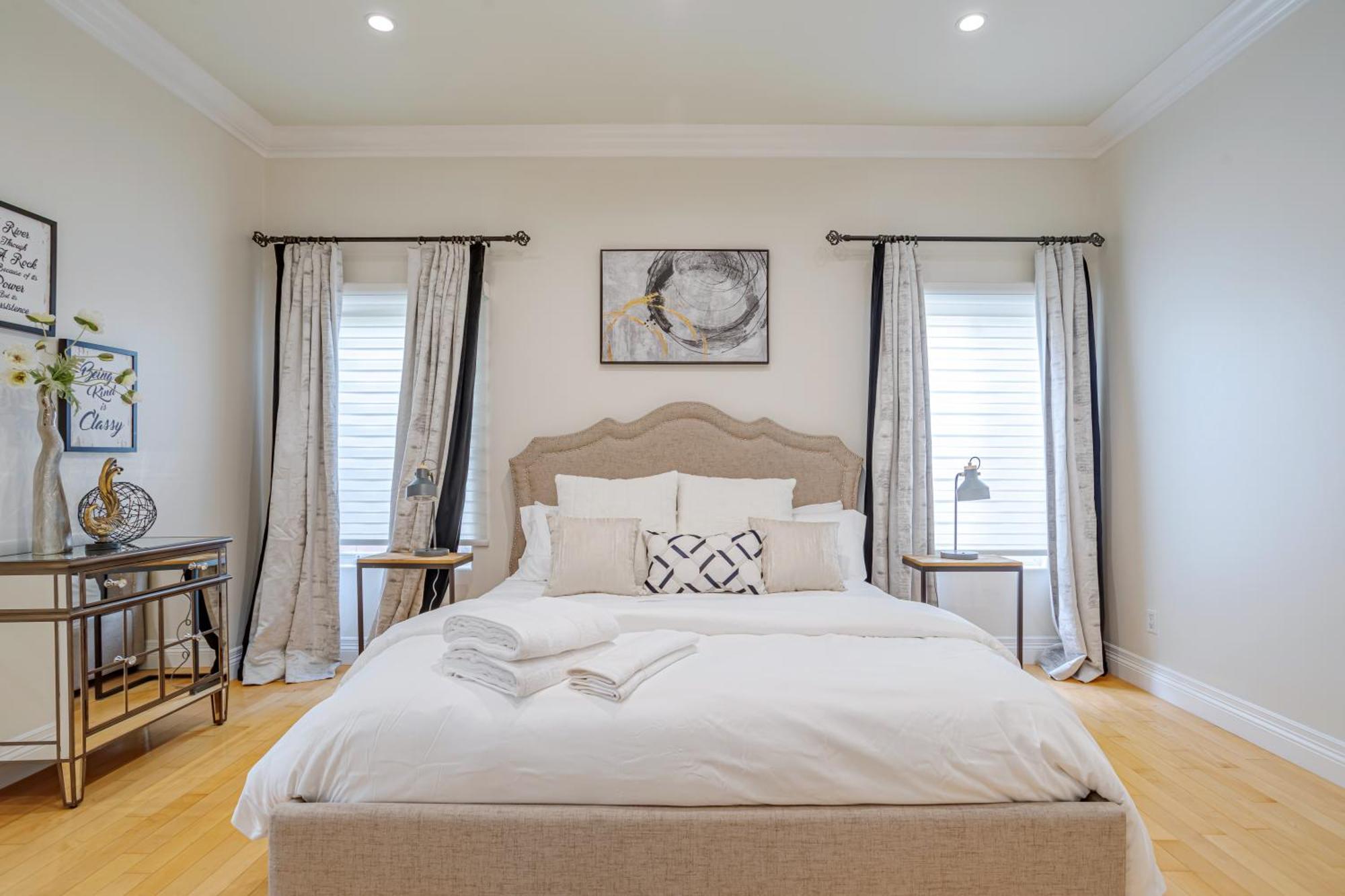 Regal 4 Bed With Hot Tub Close To Universal Sleeps 15 Los Angeles