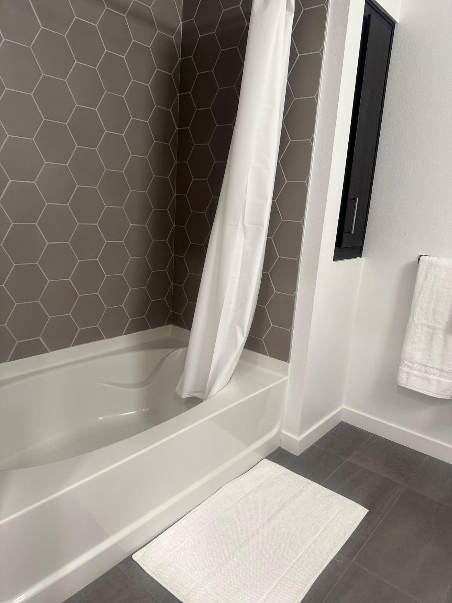 Cozy One Bedroom & Loft Sunset Free Off Site Parking And Wifi Apartment *