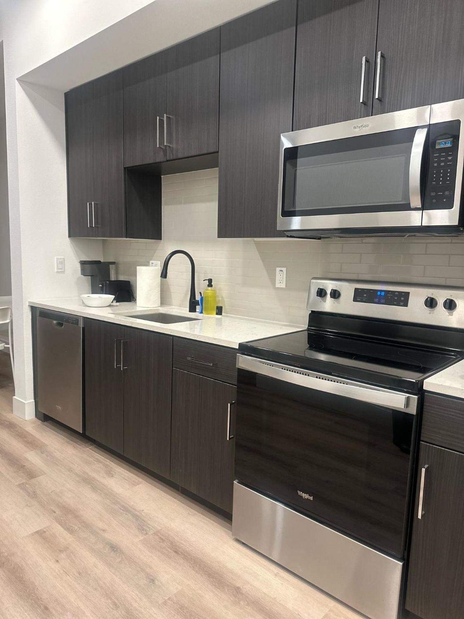 Apartment Cozy One Bedroom & Loft Sunset Free Off Site Parking And Wifi *
