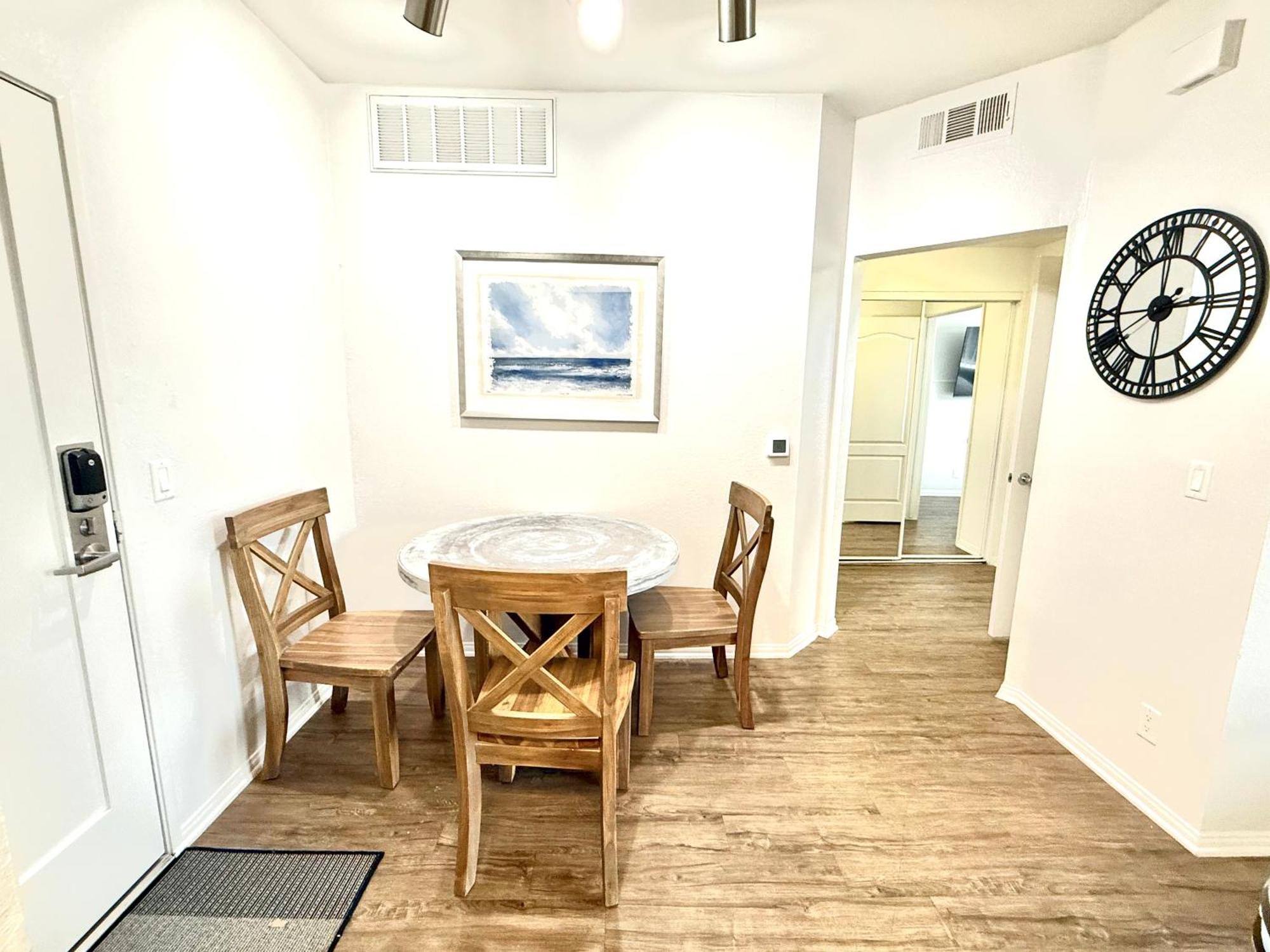 Spacious And With A Pool View Apartment