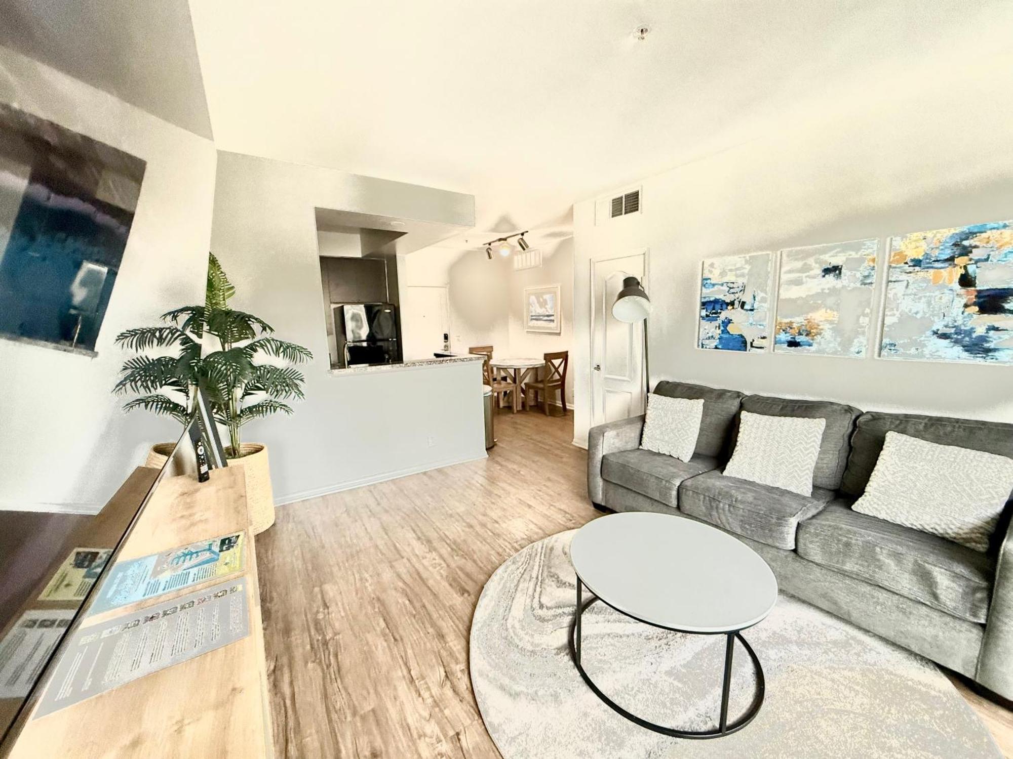 Spacious And With A Pool View Apartment *