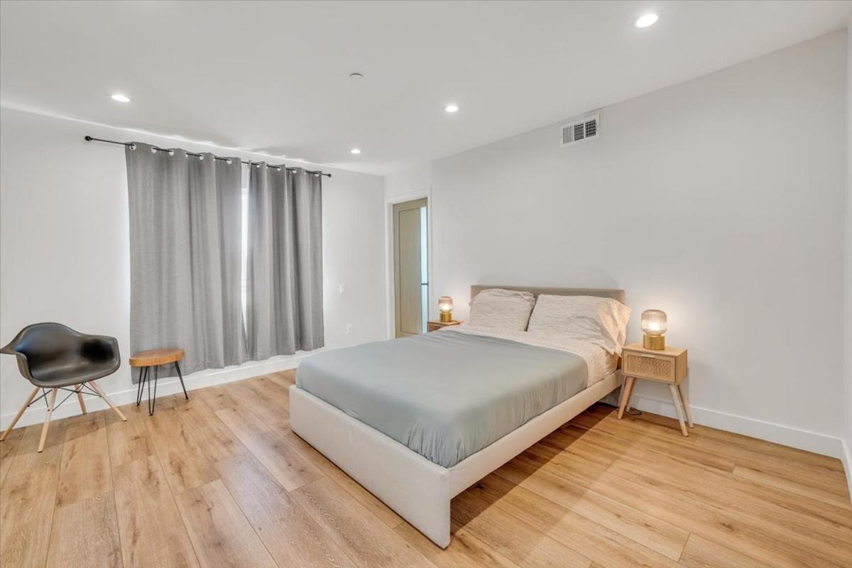 Luxurious Townhome W/3 Master Gated Parking Holiday home Los Angeles
