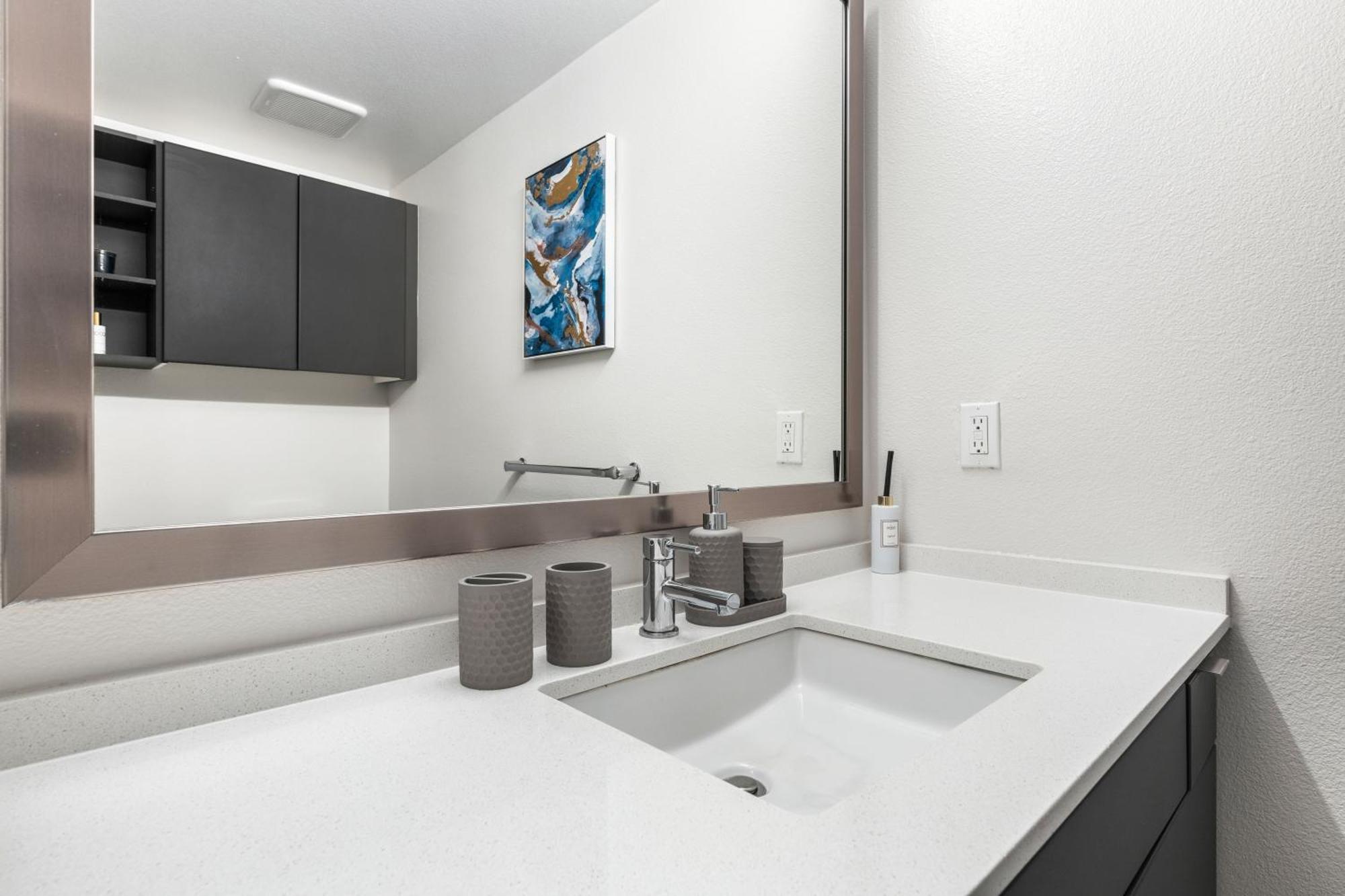Apartment Trendy 2bd Haven In Hollywood! Parking & Pool Los Angeles