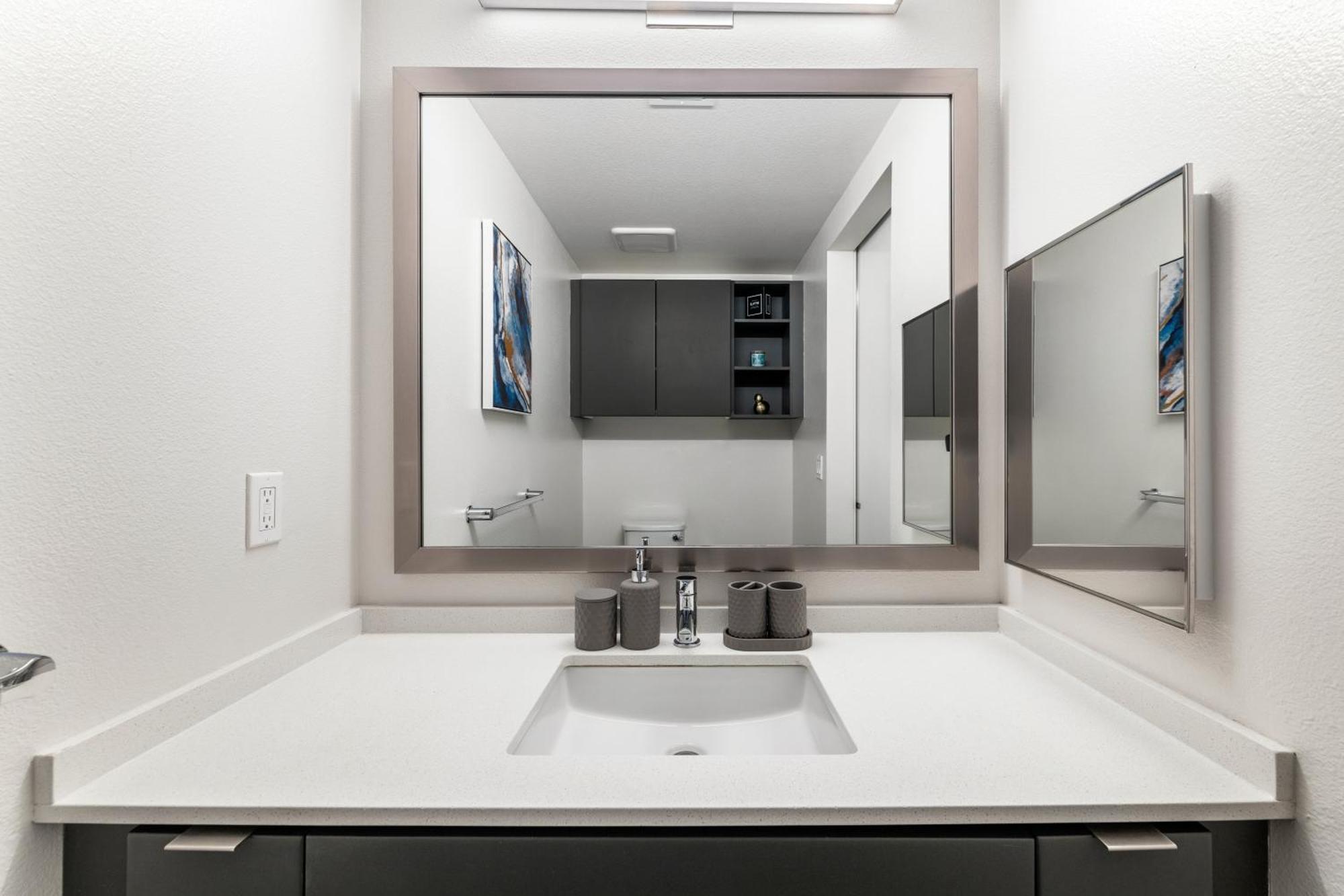Trendy 2bd Haven In Hollywood! Parking & Pool * Los Angeles