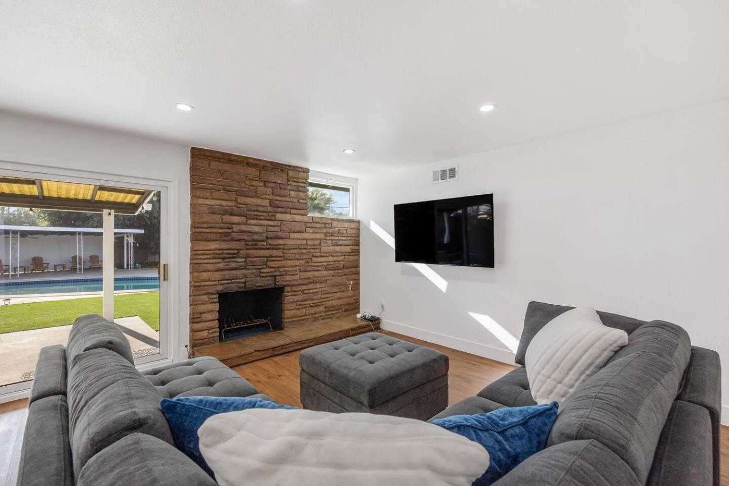 Ultimate Valley Lounge & Swim 2 Los Angeles