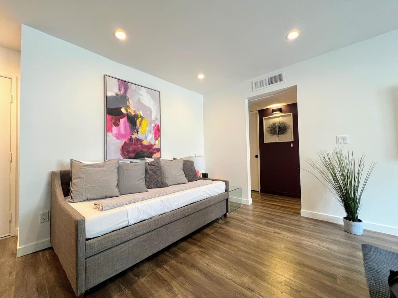 Vibrant Purple 1br Close To Hollywood - Br12 - Bev Holiday home