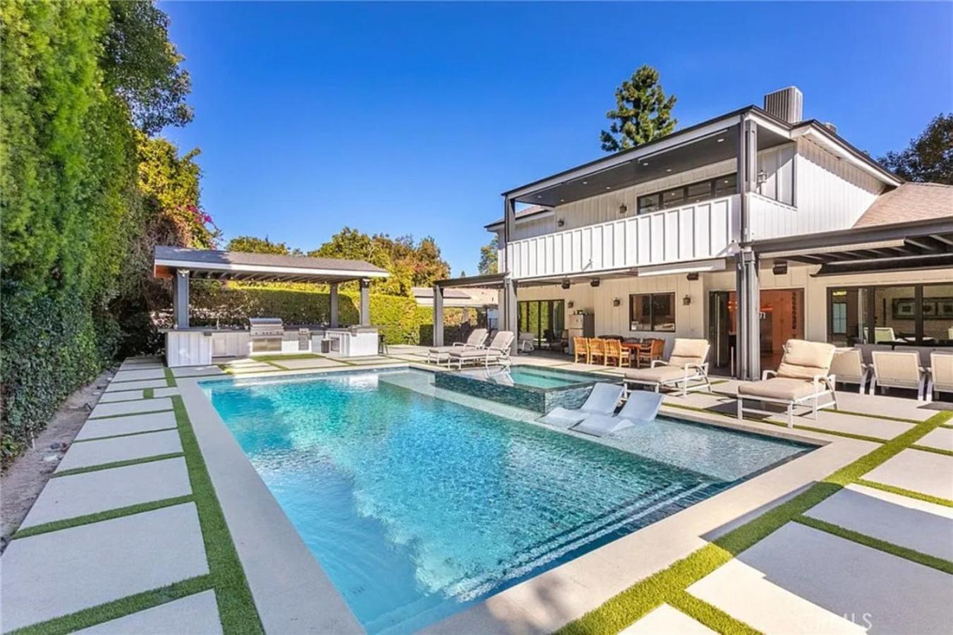 Contemporary Elegance Sleeps 16 Pool Hot Tub Holiday home