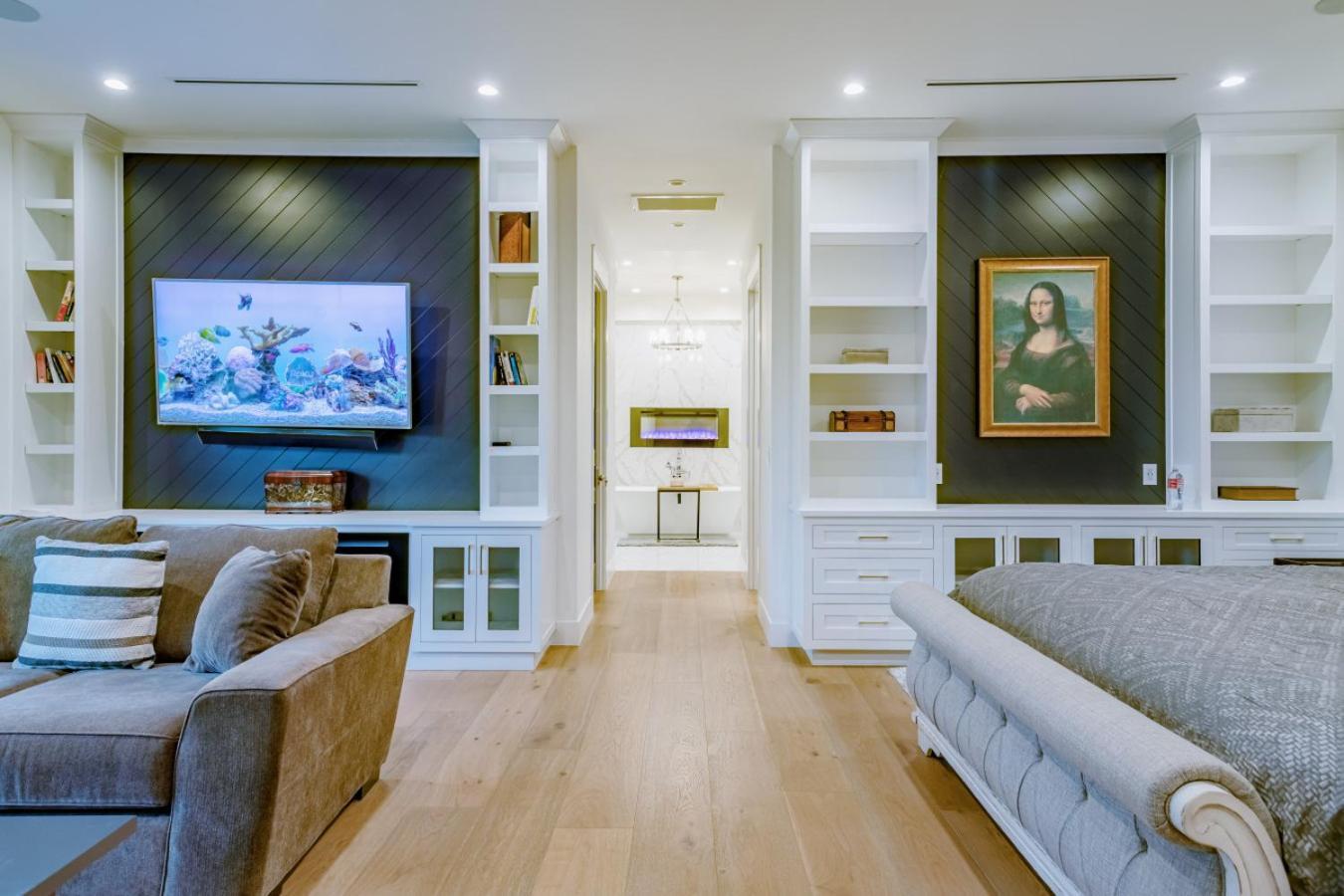 Contemporary Elegance Sleeps 16 Pool Hot Tub Holiday home *