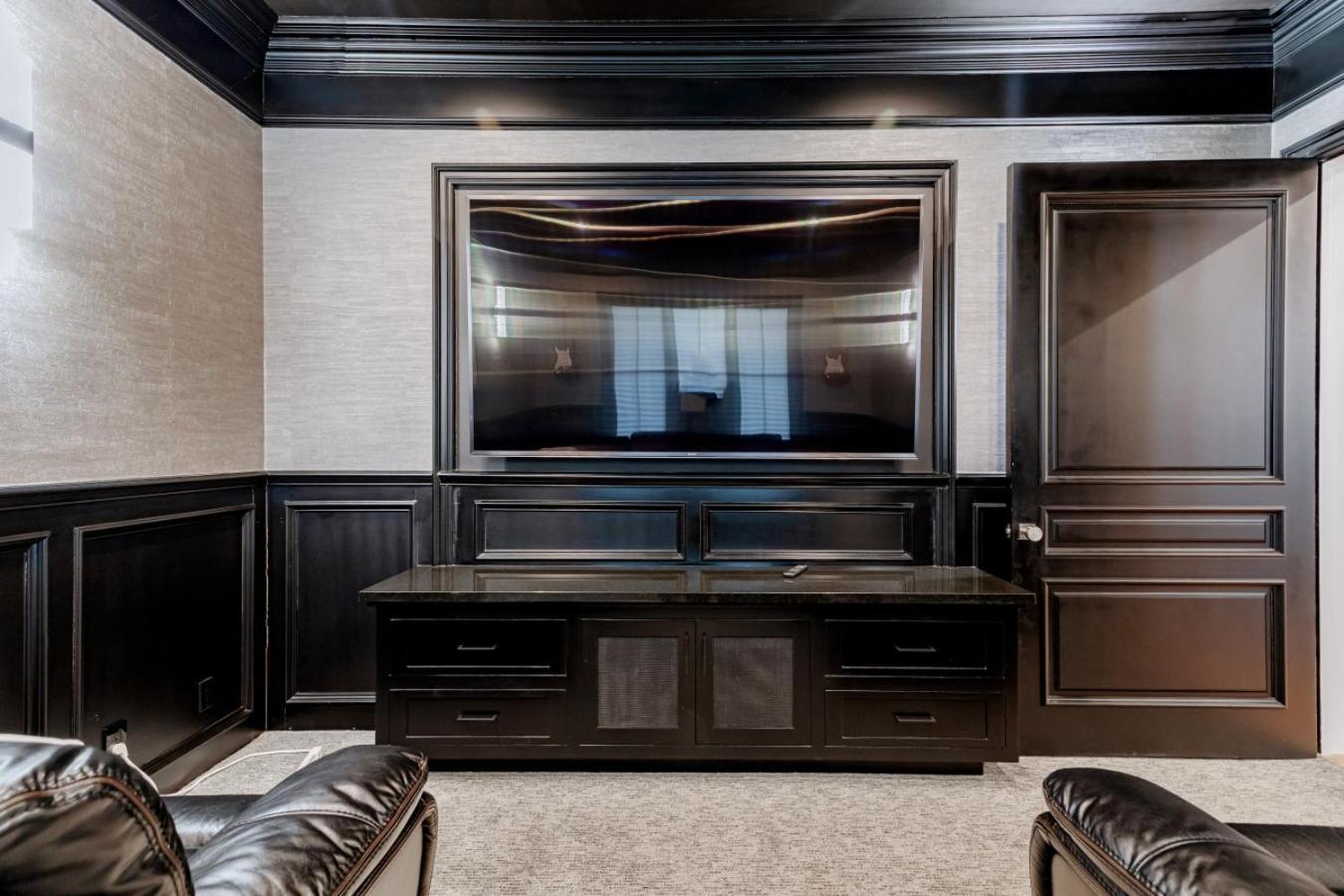 Contemporary Elegance Sleeps 16 Pool Hot Tub Holiday home Los Angeles