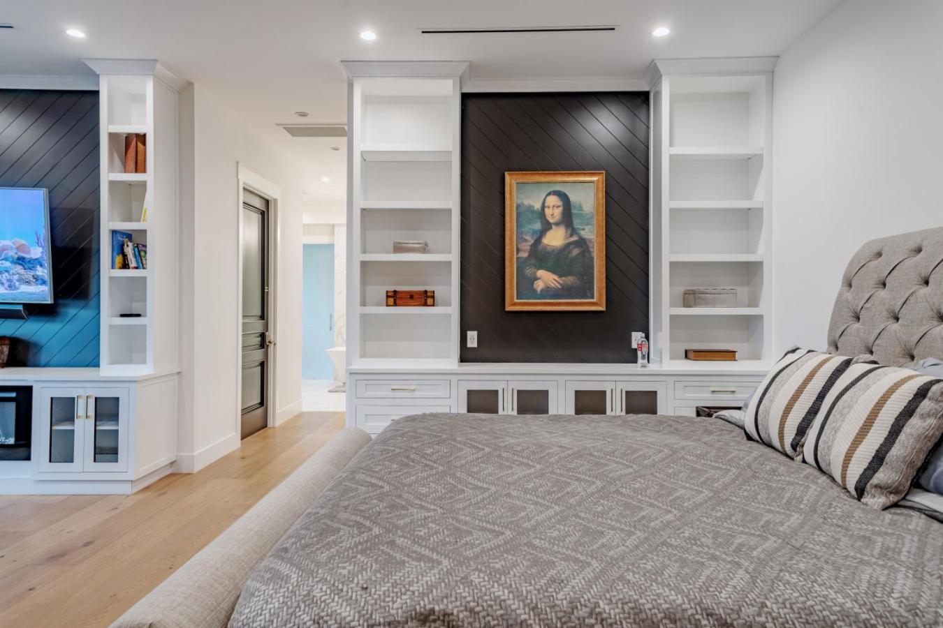 Contemporary Elegance Sleeps 16 Pool Hot Tub Holiday home *