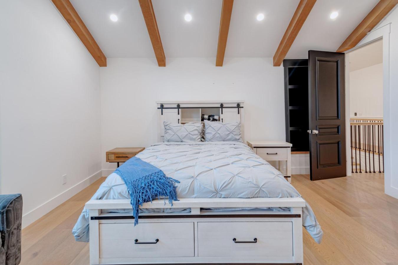 Holiday home Contemporary Elegance Sleeps 16 Pool Hot Tub Los Angeles