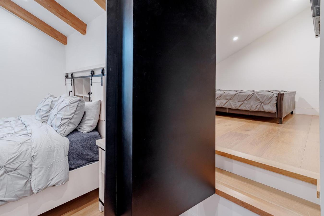 Contemporary Elegance Sleeps 16 Pool Hot Tub *