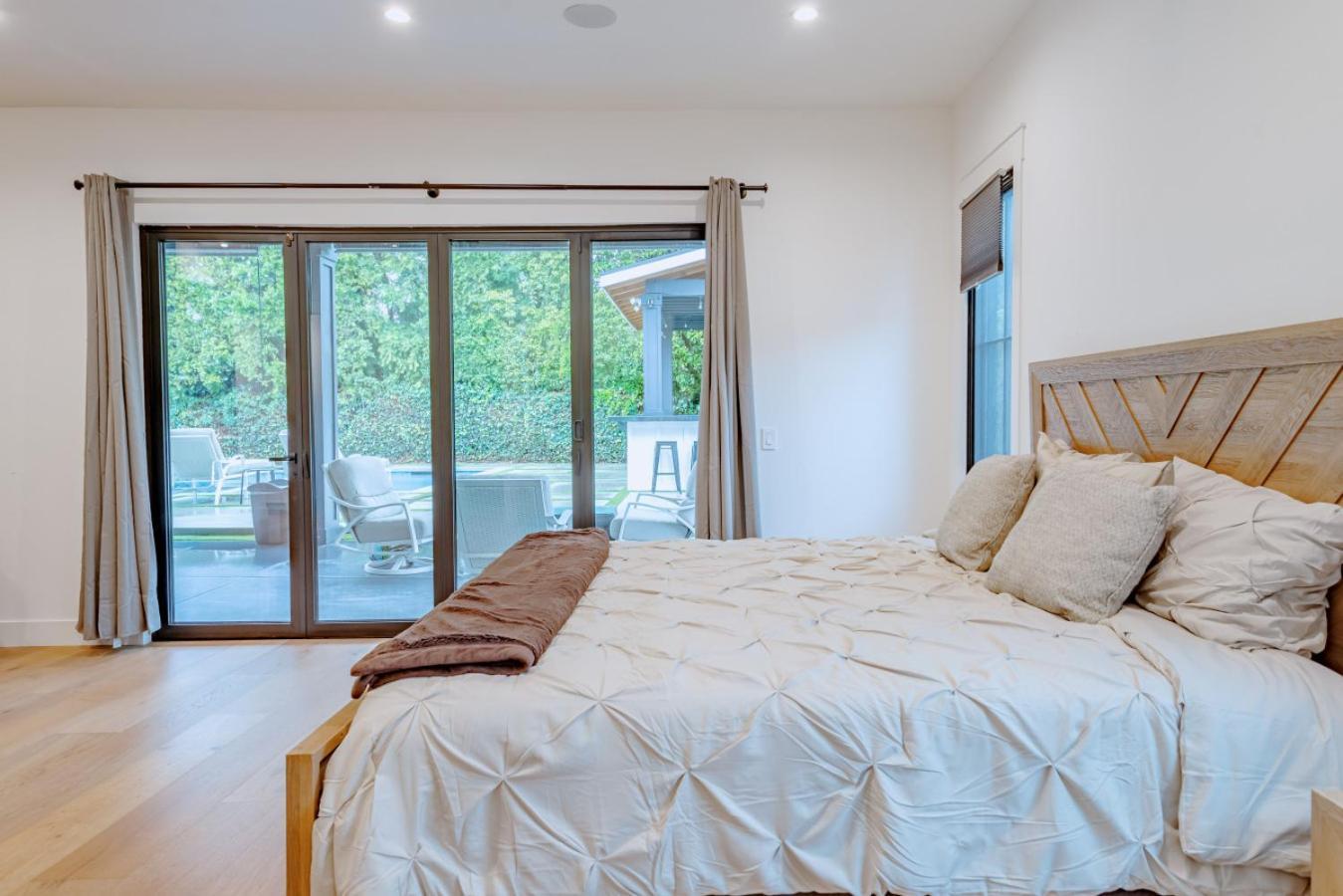 Contemporary Elegance Sleeps 16 Pool Hot Tub