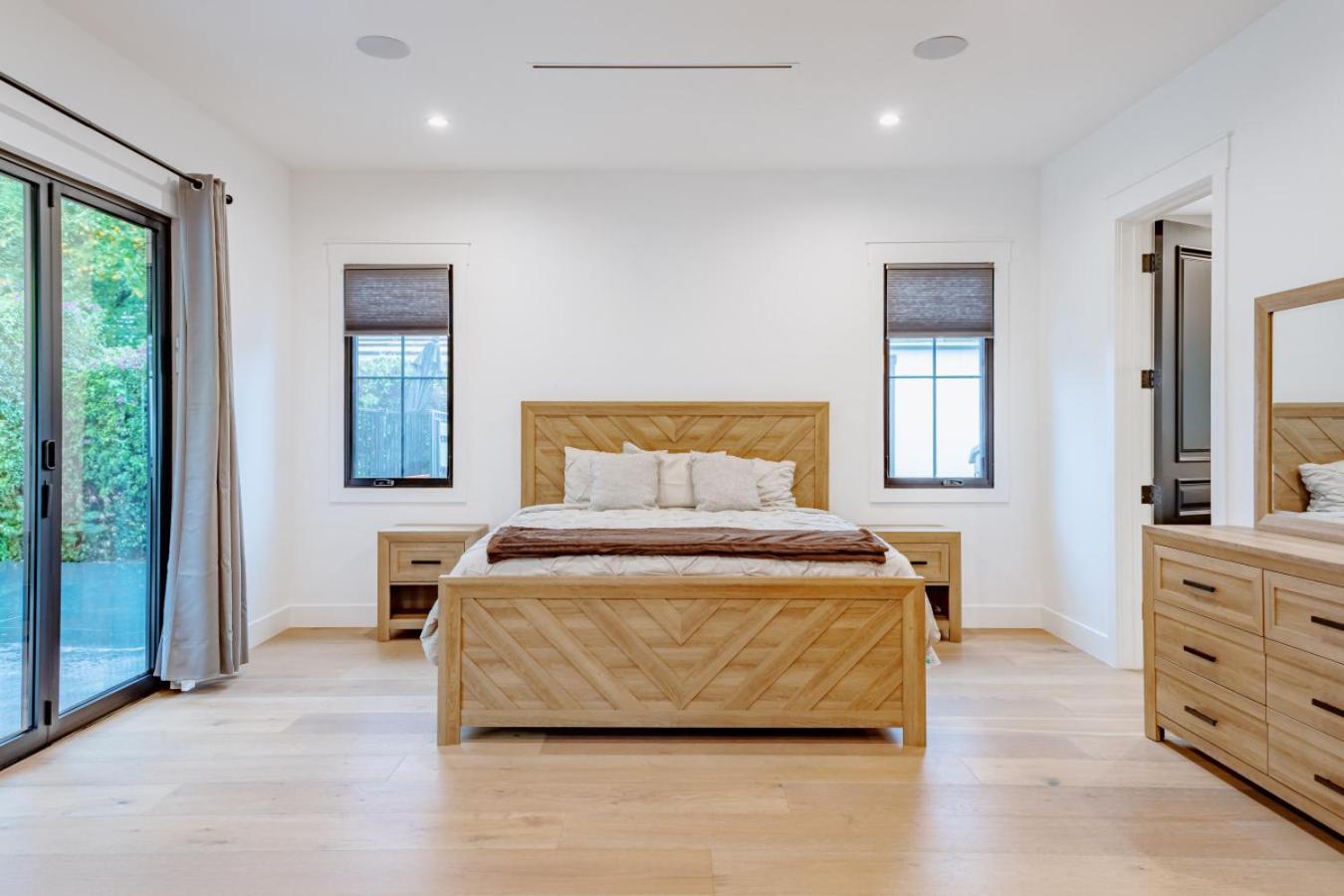 Contemporary Elegance Sleeps 16 Pool Hot Tub Holiday home