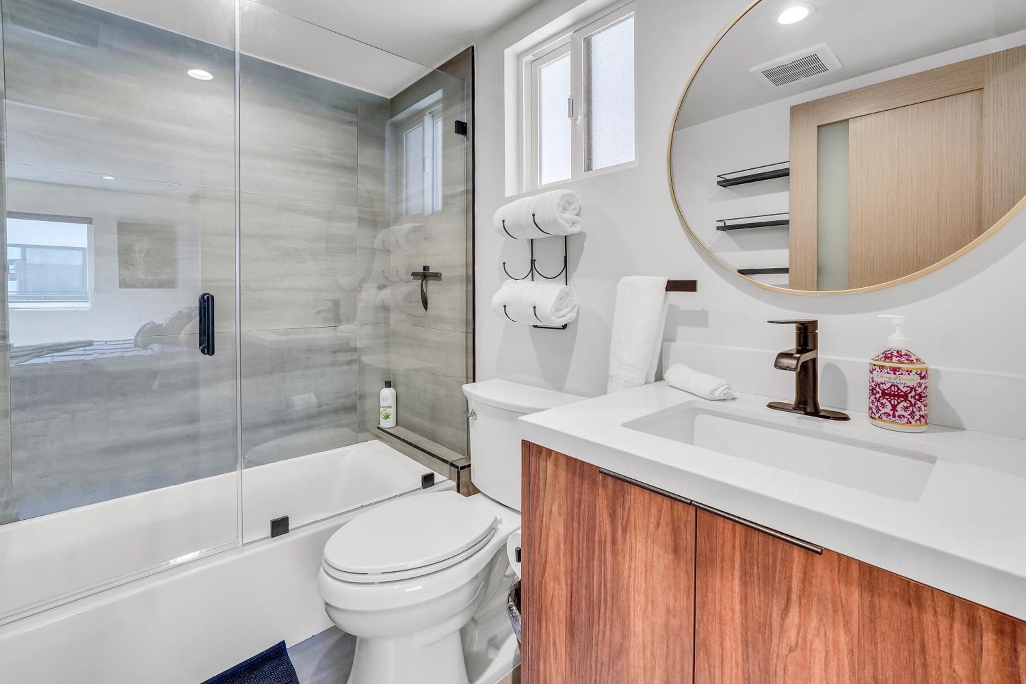 Stylish Sherman Oaks Townhouse 3bed + 3.5bath Master Apartment Los Angeles