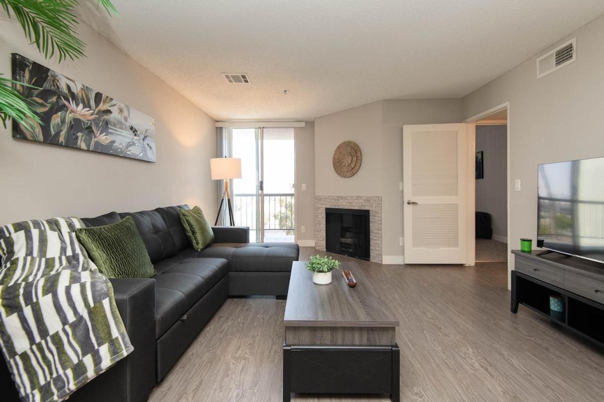 Stylish 2-bedroom With Rooftop Pool And Hollywood Views *