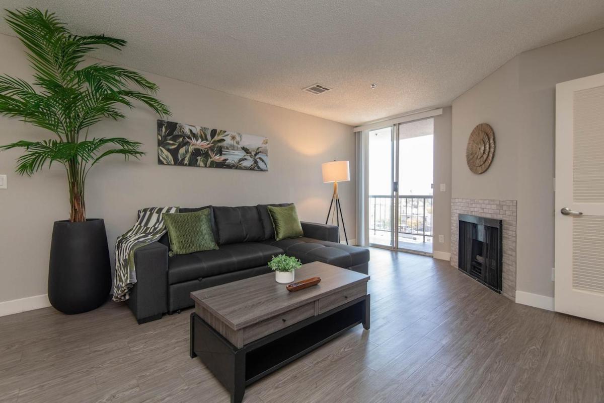 Stylish 2-bedroom With Rooftop Pool And Hollywood Views Los Angeles