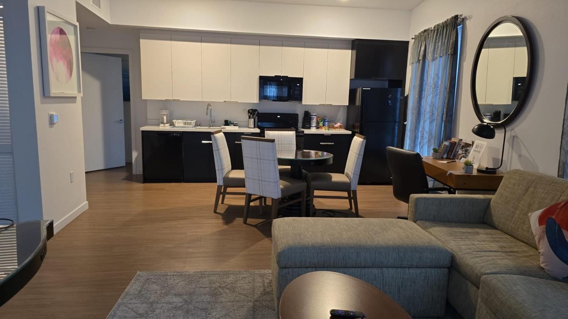 Stylish Downtown Escape With Rooftop Views *