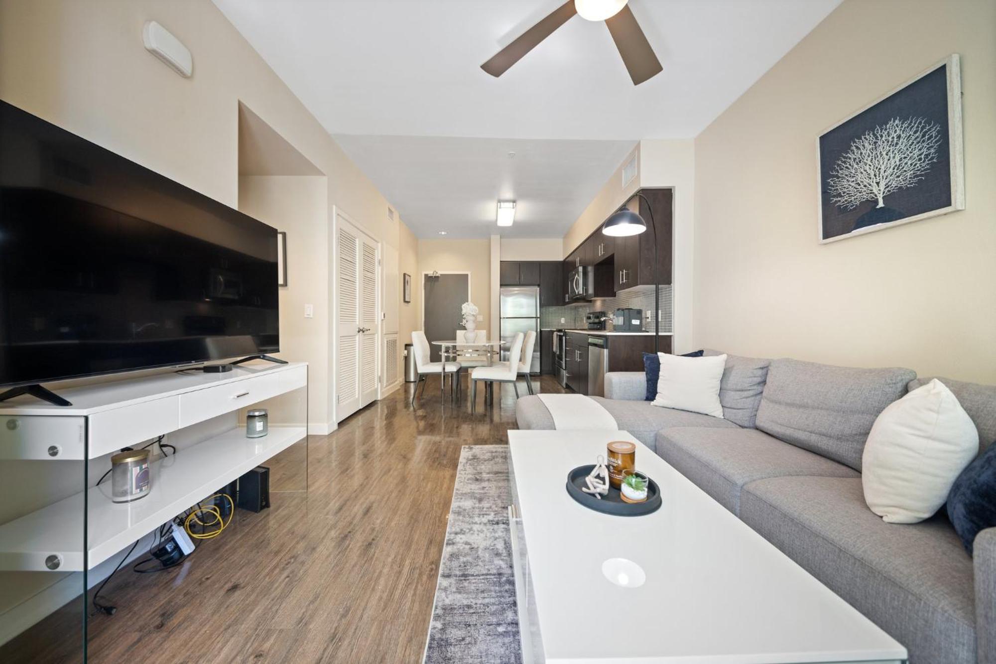 Chic 1br Retreat With Pool, Gym & Jacuzzi In Mid Wilshire & Miracle Mile
