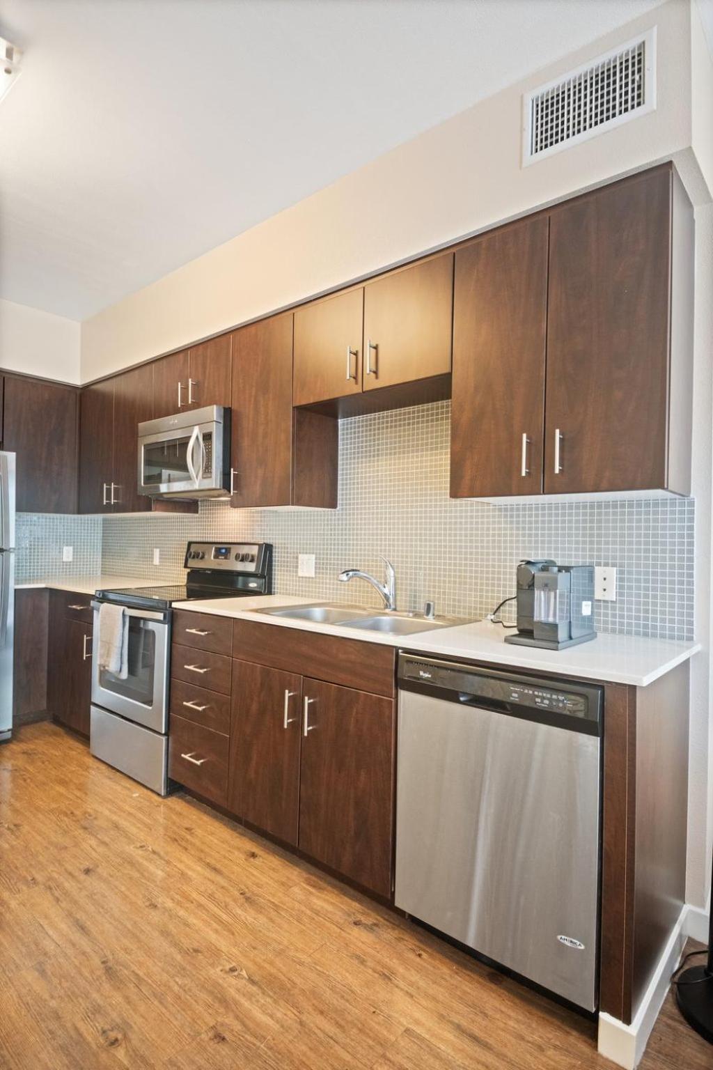 Chic 1br Retreat With Pool, Gym & Jacuzzi In Mid Wilshire & Miracle Mile Apartment *