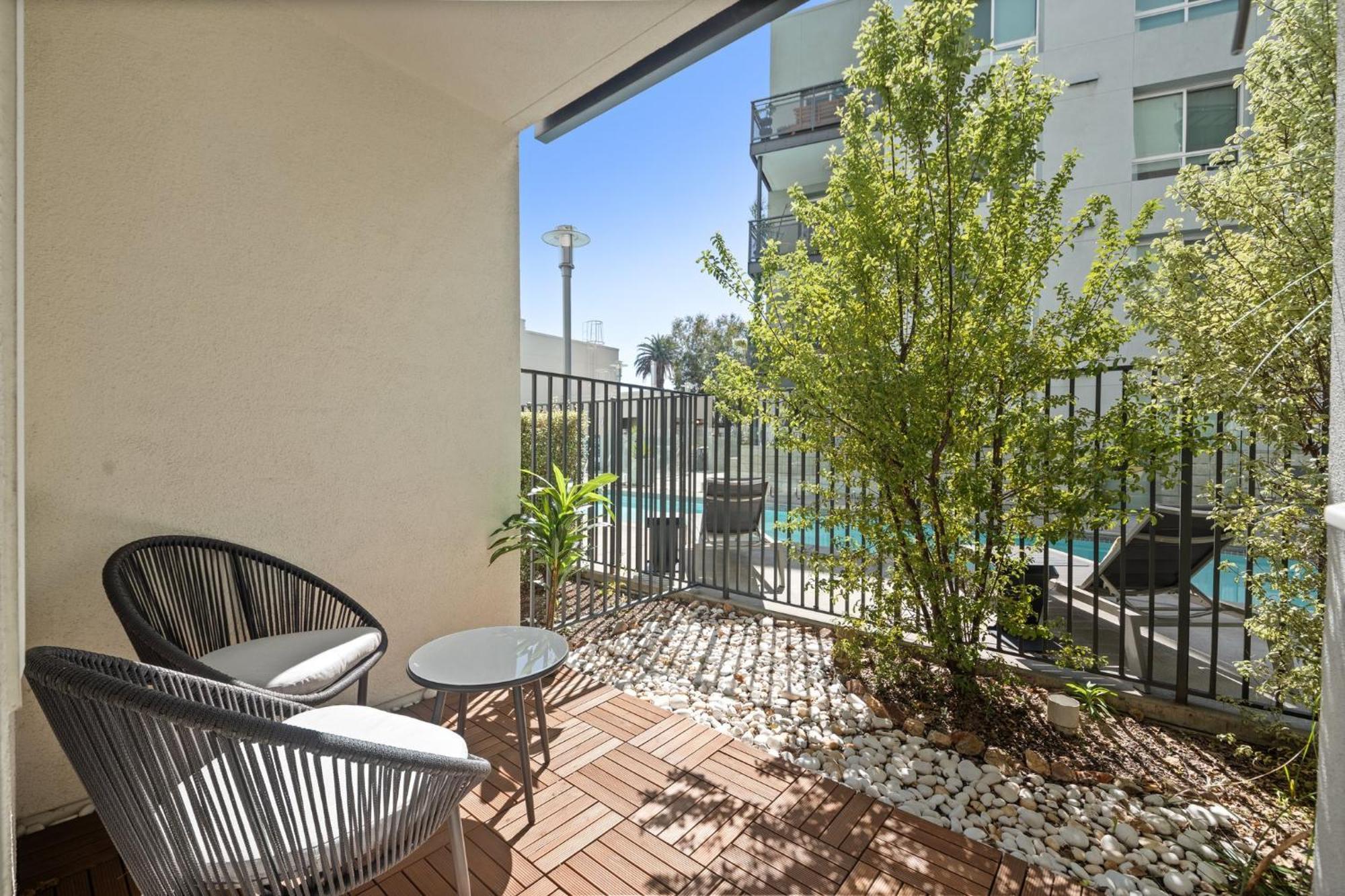 Chic 1br Retreat With Pool, Gym & Jacuzzi In Mid Wilshire & Miracle Mile Apartment Los Angeles
