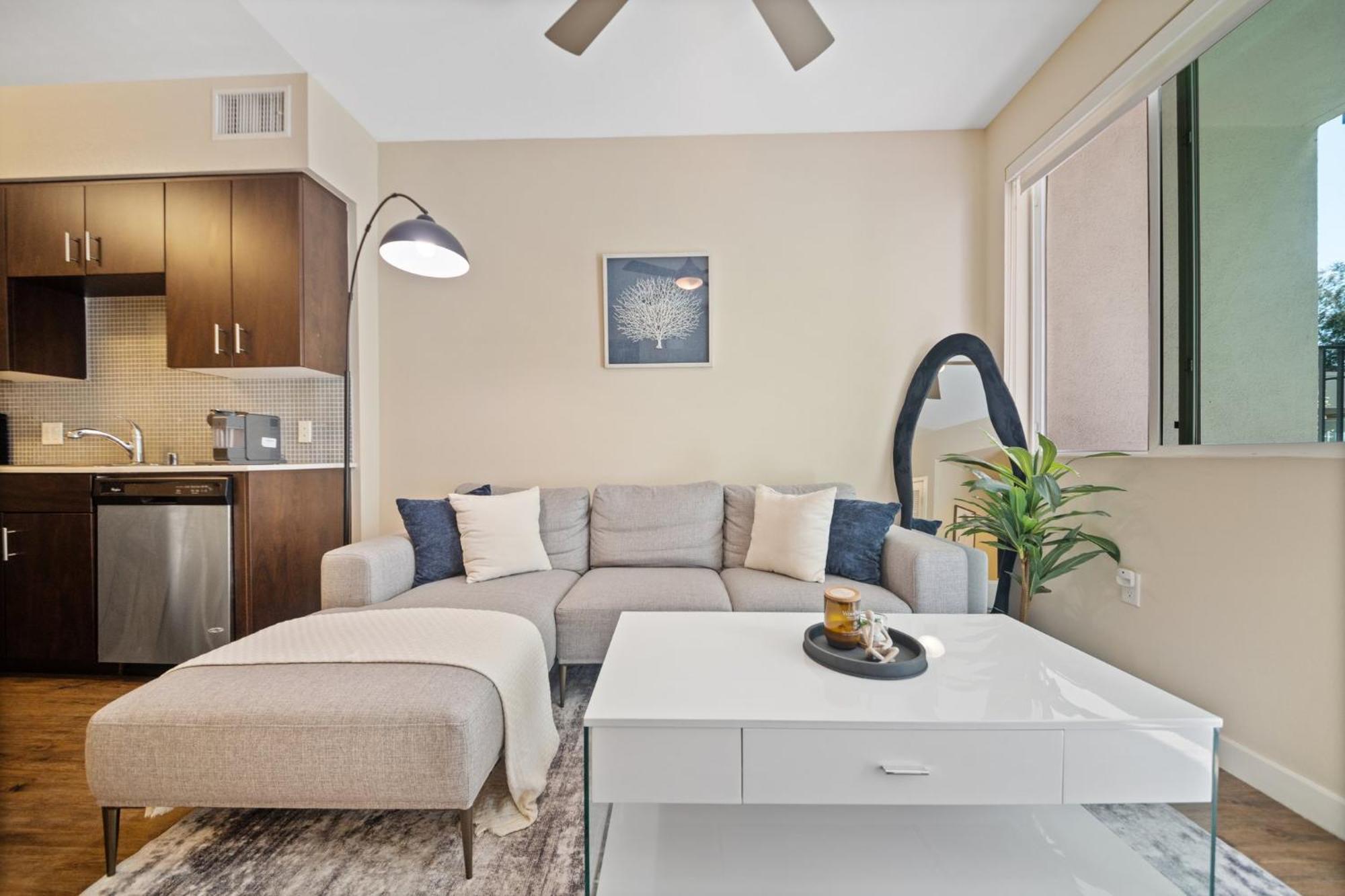 Apartment Chic 1br Retreat With Pool, Gym & Jacuzzi In Mid Wilshire & Miracle Mile *