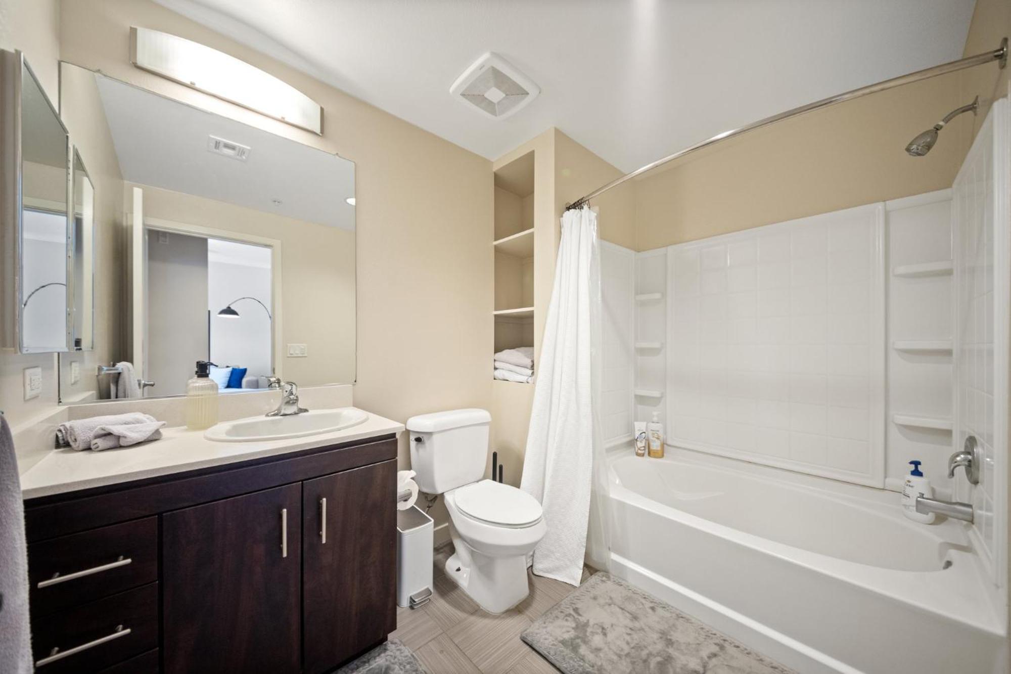 Chic 1br Retreat With Pool, Gym & Jacuzzi In Mid Wilshire & Miracle Mile * Los Angeles