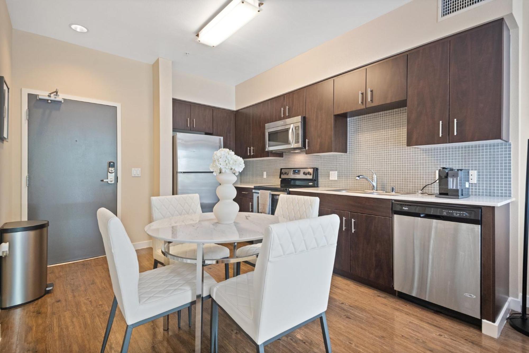 Chic 1br Retreat With Pool, Gym & Jacuzzi In Mid Wilshire & Miracle Mile