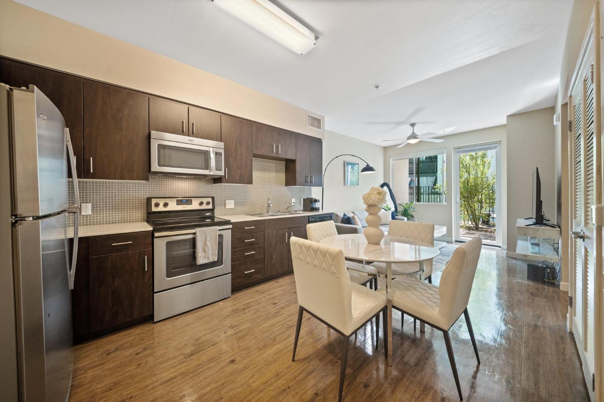 Chic 1br Retreat With Pool, Gym & Jacuzzi In Mid Wilshire & Miracle Mile Apartment
