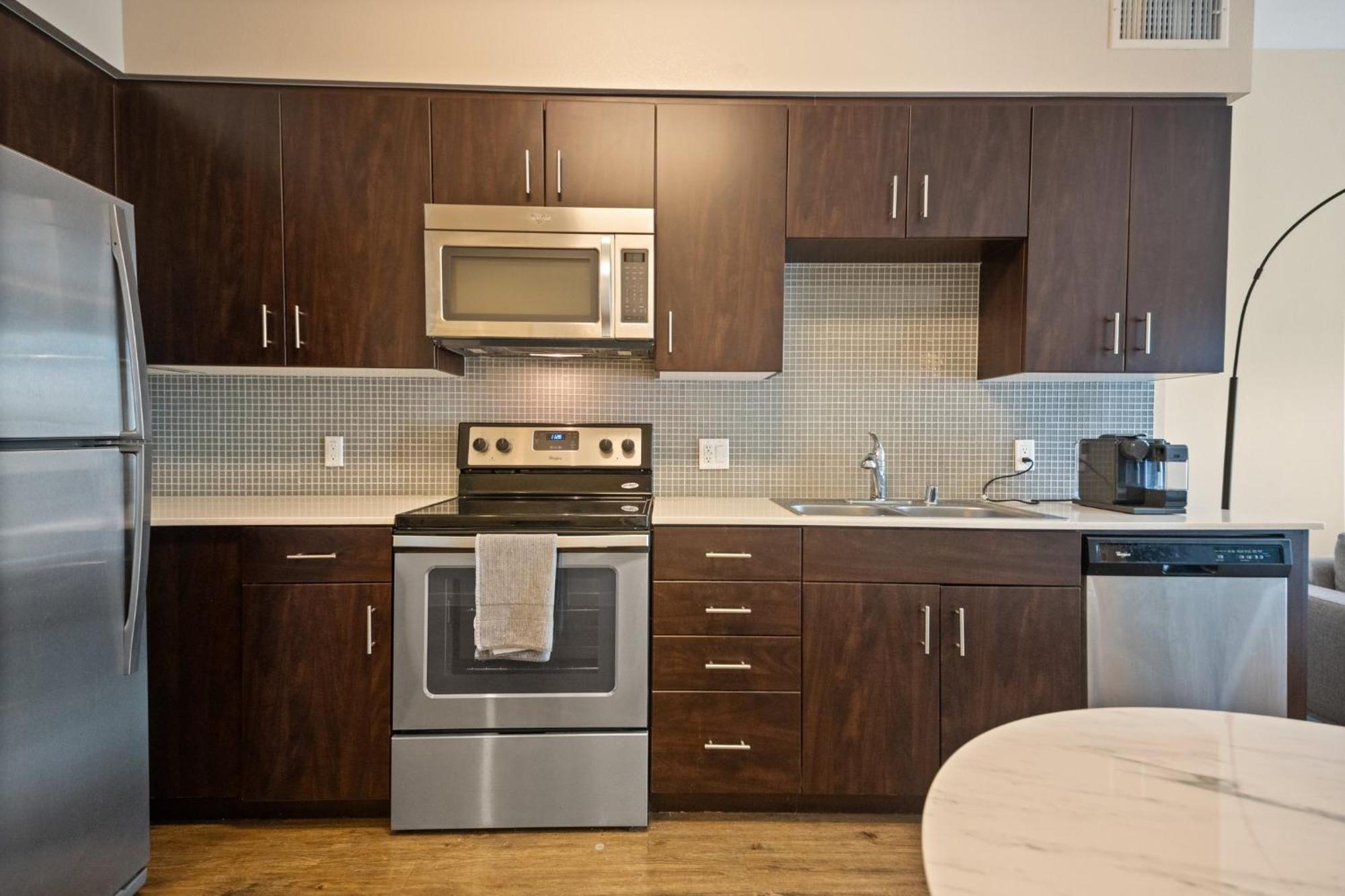 Apartment Chic 1br Retreat With Pool, Gym & Jacuzzi In Mid Wilshire & Miracle Mile *