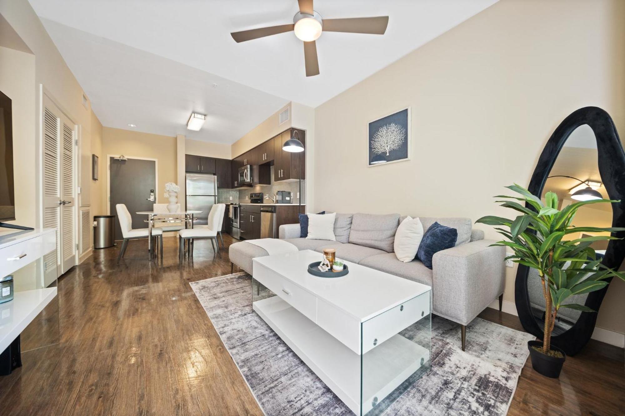Chic 1br Retreat With Pool, Gym & Jacuzzi In Mid Wilshire & Miracle Mile Los Angeles