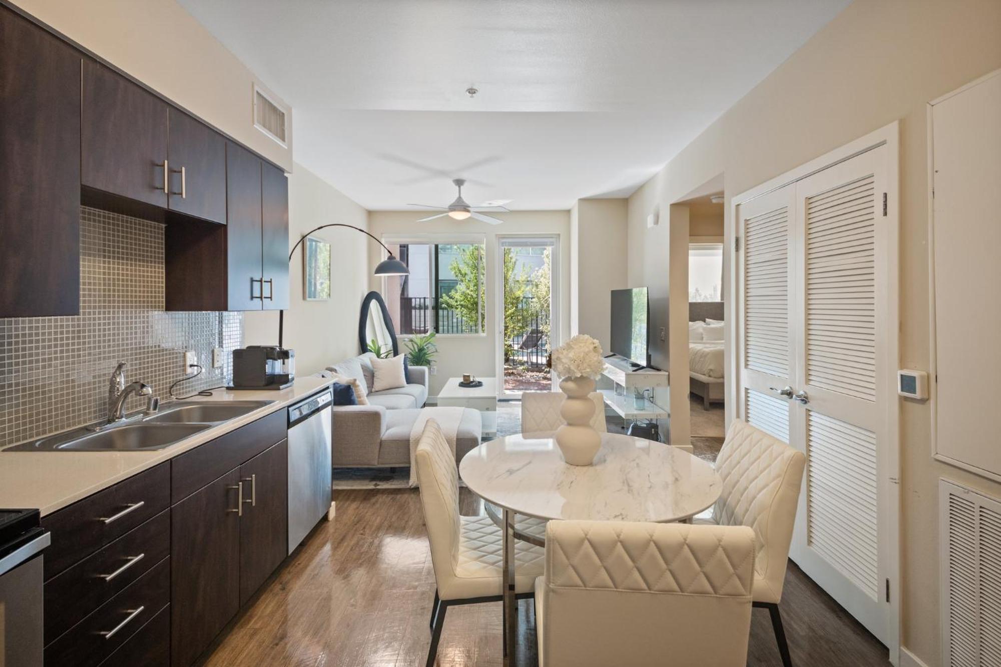 Chic 1br Retreat With Pool, Gym & Jacuzzi In Mid Wilshire & Miracle Mile Apartment
