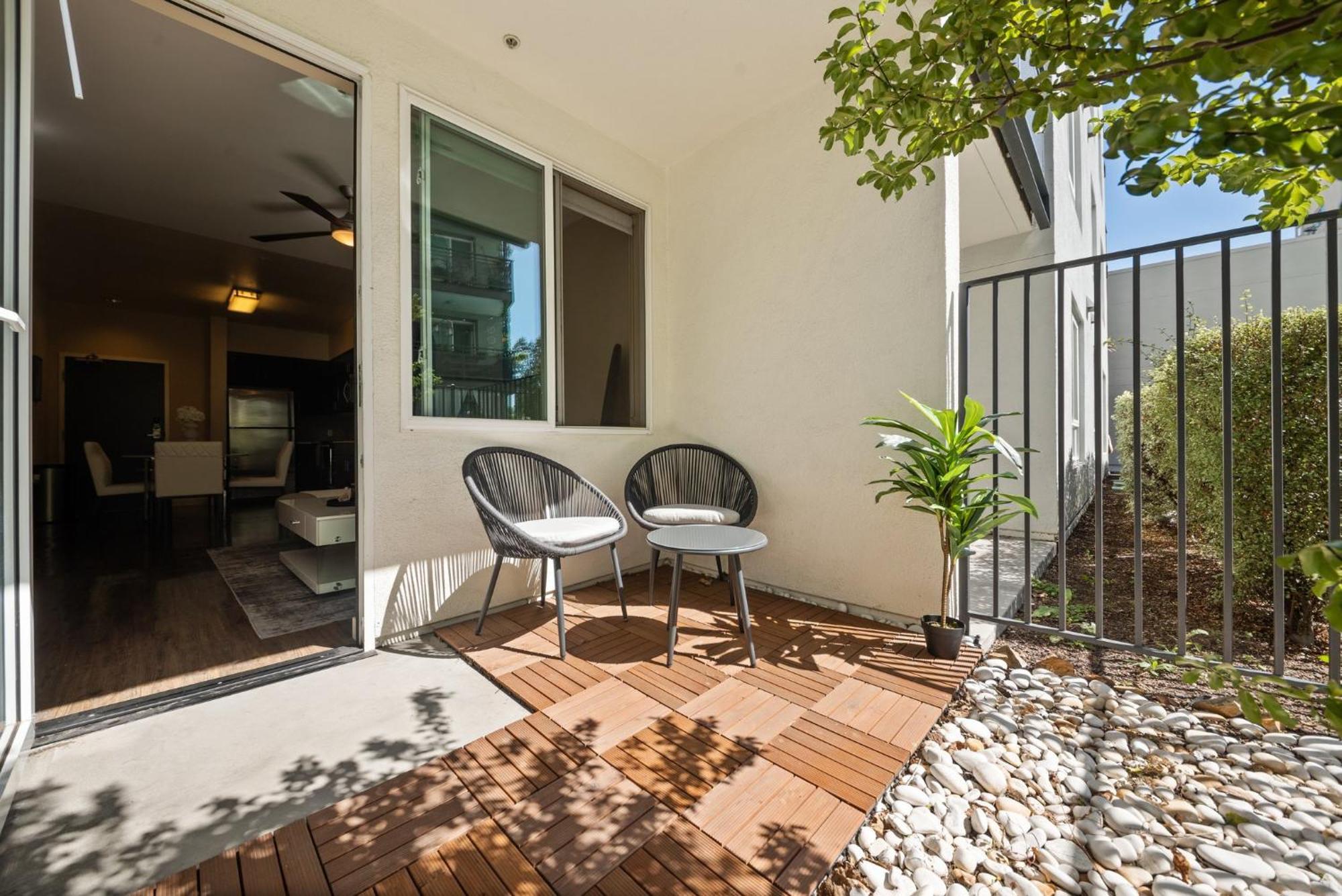 Chic 1br Retreat With Pool, Gym & Jacuzzi In Mid Wilshire & Miracle Mile *