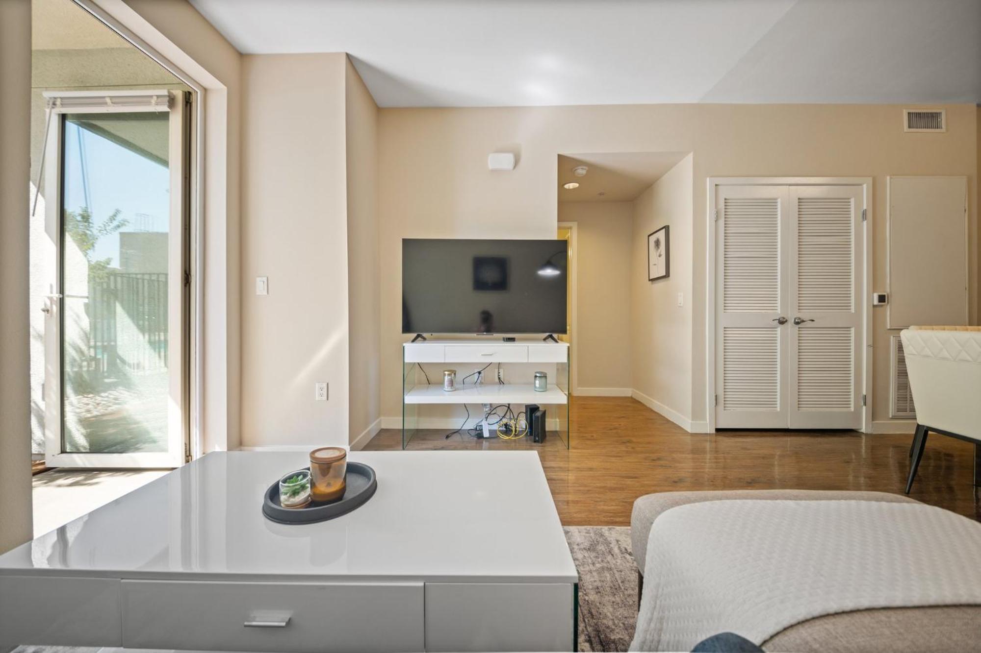 Chic 1br Retreat With Pool, Gym & Jacuzzi In Mid Wilshire & Miracle Mile Los Angeles