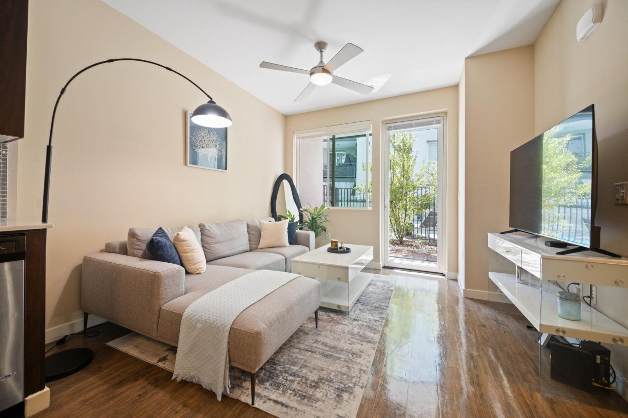 Apartment Chic 1br Retreat With Pool, Gym & Jacuzzi In Mid Wilshire & Miracle Mile