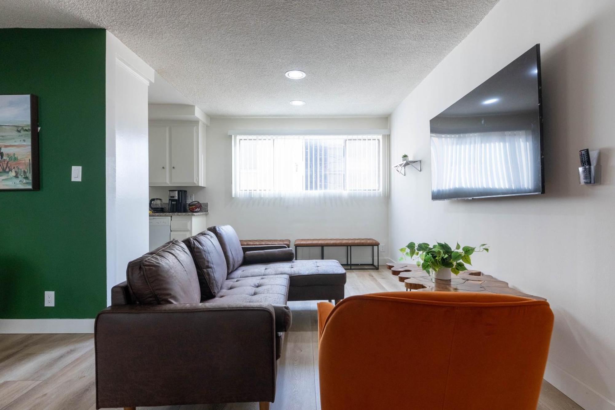 337 - Unit 4 Modern Relaxing & Beautiful Los Angeles