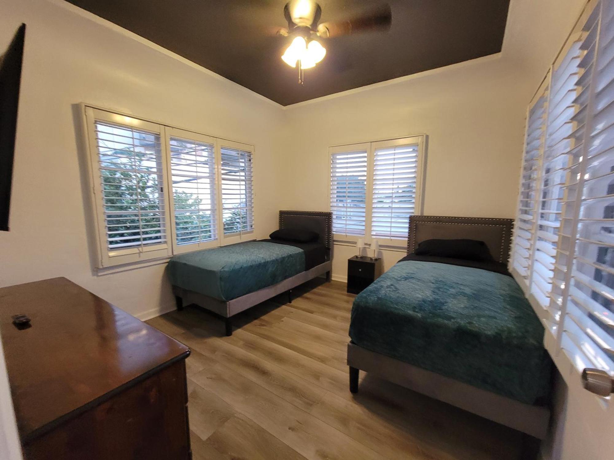3 Bedroom Story Near Pico Blvd Apartment