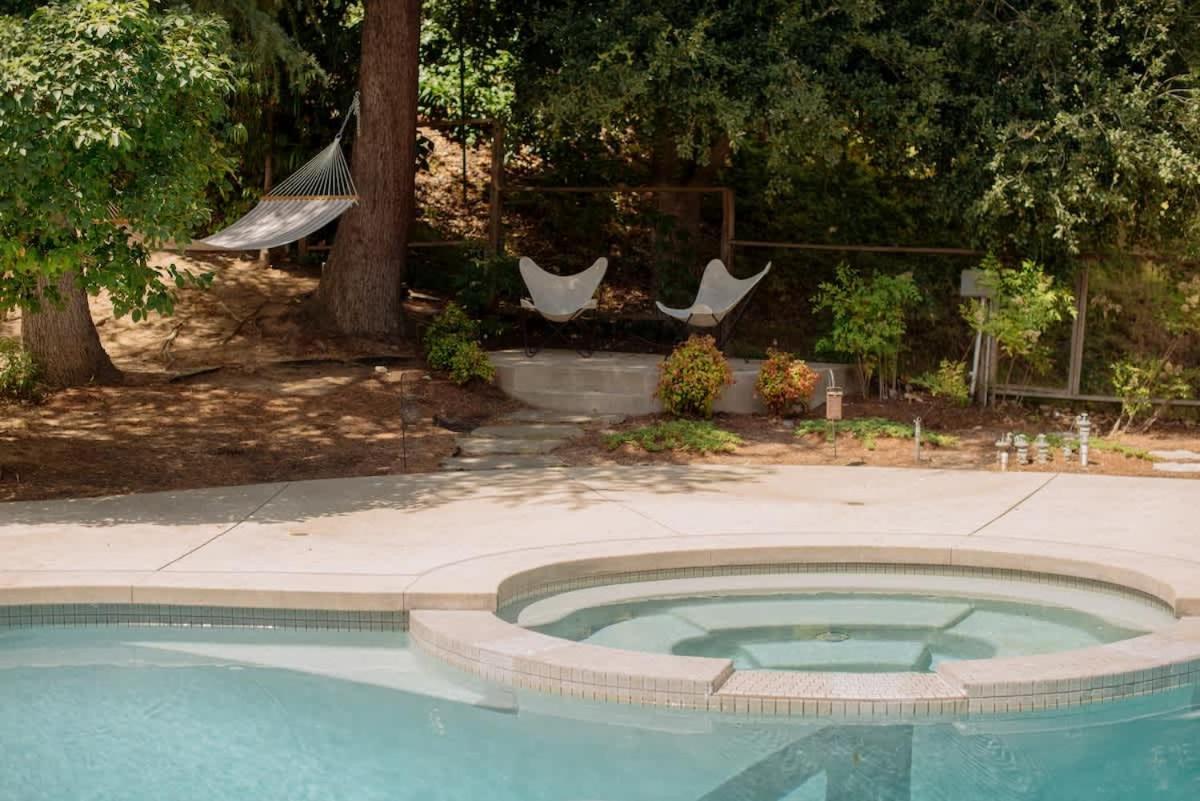 Mountain Getaway With A Pool Hot Tub 5 Beds Holiday home *