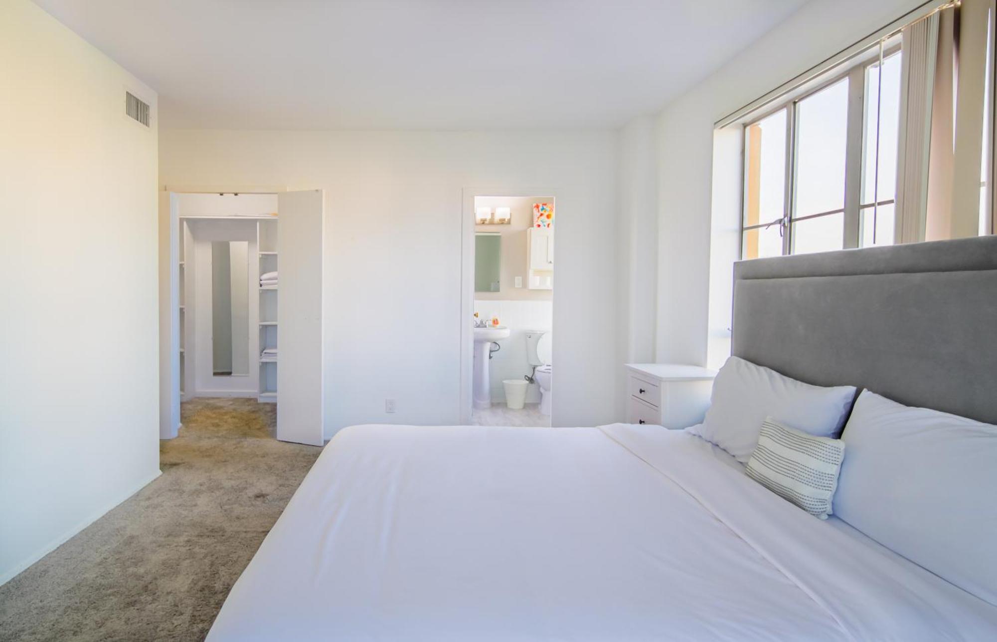 Luxury 2 Bedroom 2 Bathroom Great View * Los Angeles