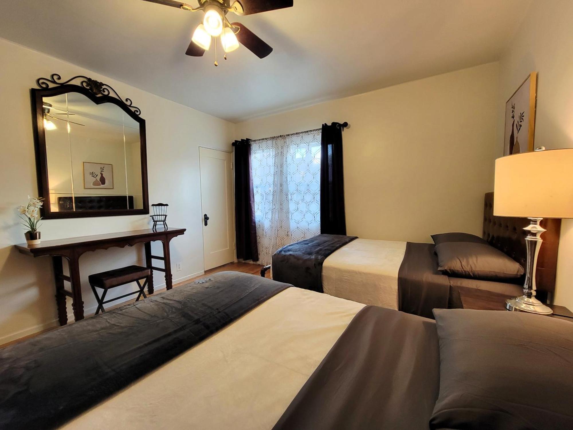 Perfectly Located Pico Robertson Ground Floor 3 Bedroom Walk To Restaurants Wifi Tv Game Console Parking 5 Minutes To Rodeo Drive * Los Angeles