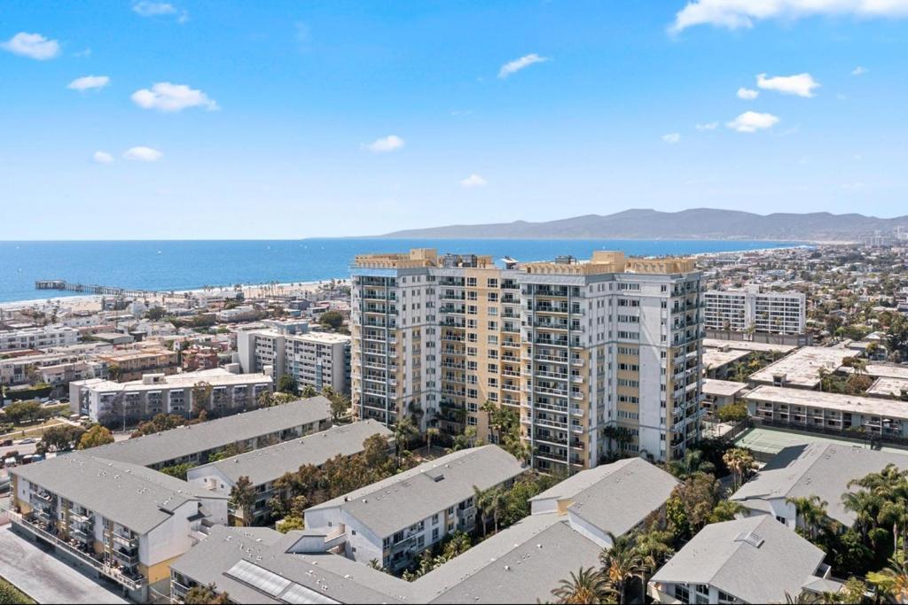 Amber Tide - Bright 1br Marina Gem Ocean View Apartment