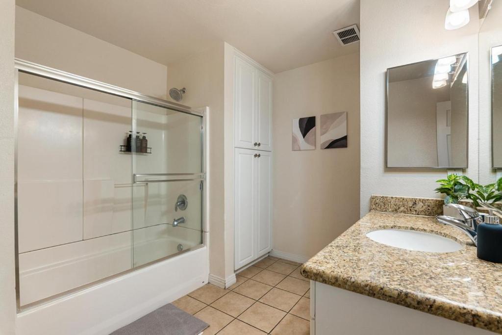 Apartment Amber Tide - Bright 1br Marina Gem Ocean View Los Angeles