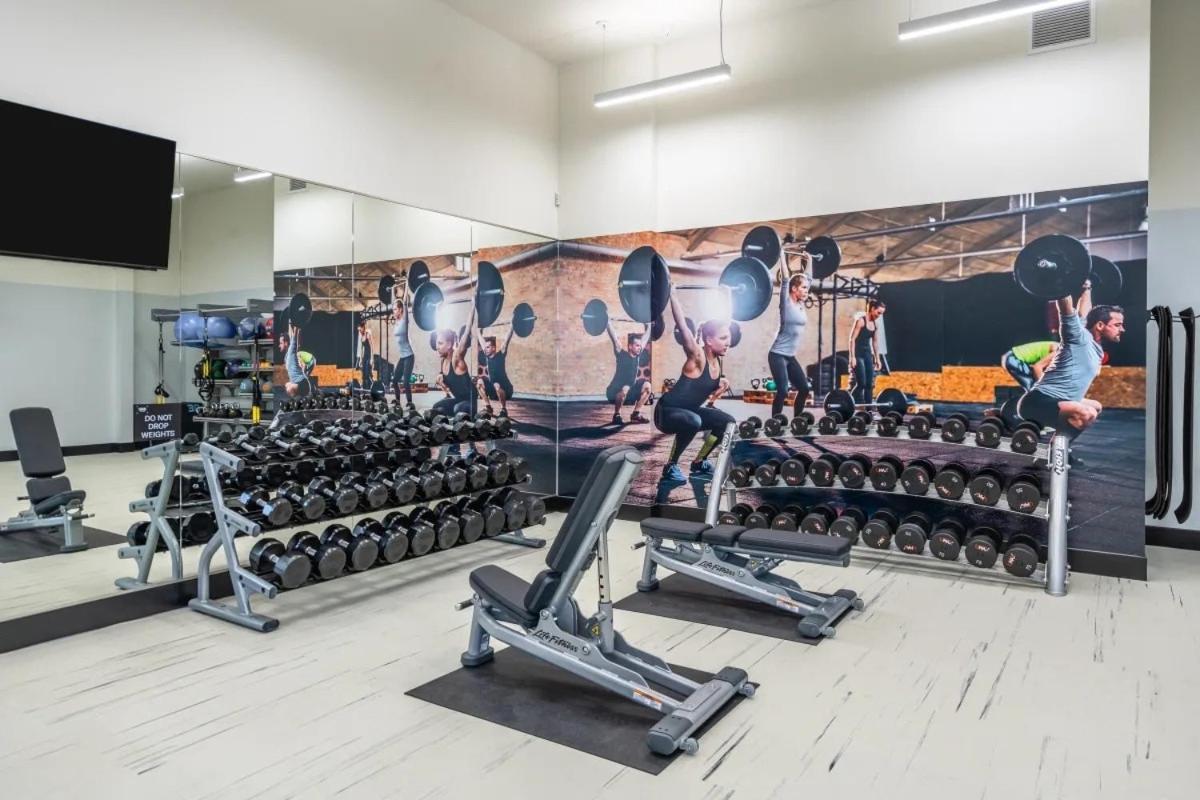 Spacious - Hollywood Pool, Parking, Sauna * Los Angeles