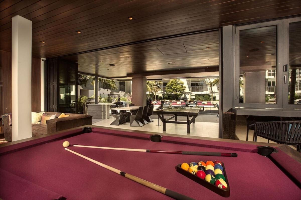 Spacious - Hollywood Pool, Parking, Sauna Apartment