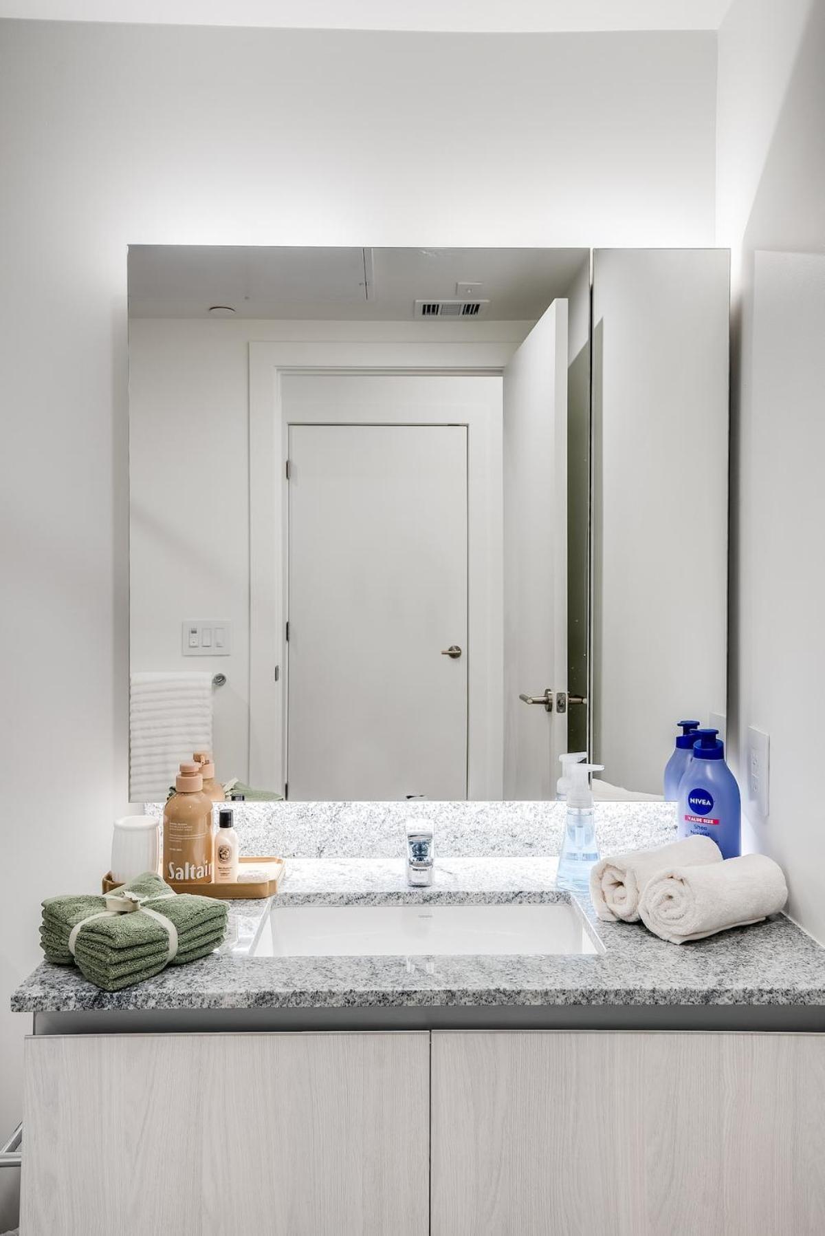 Spacious - Hollywood Pool, Parking, Sauna *