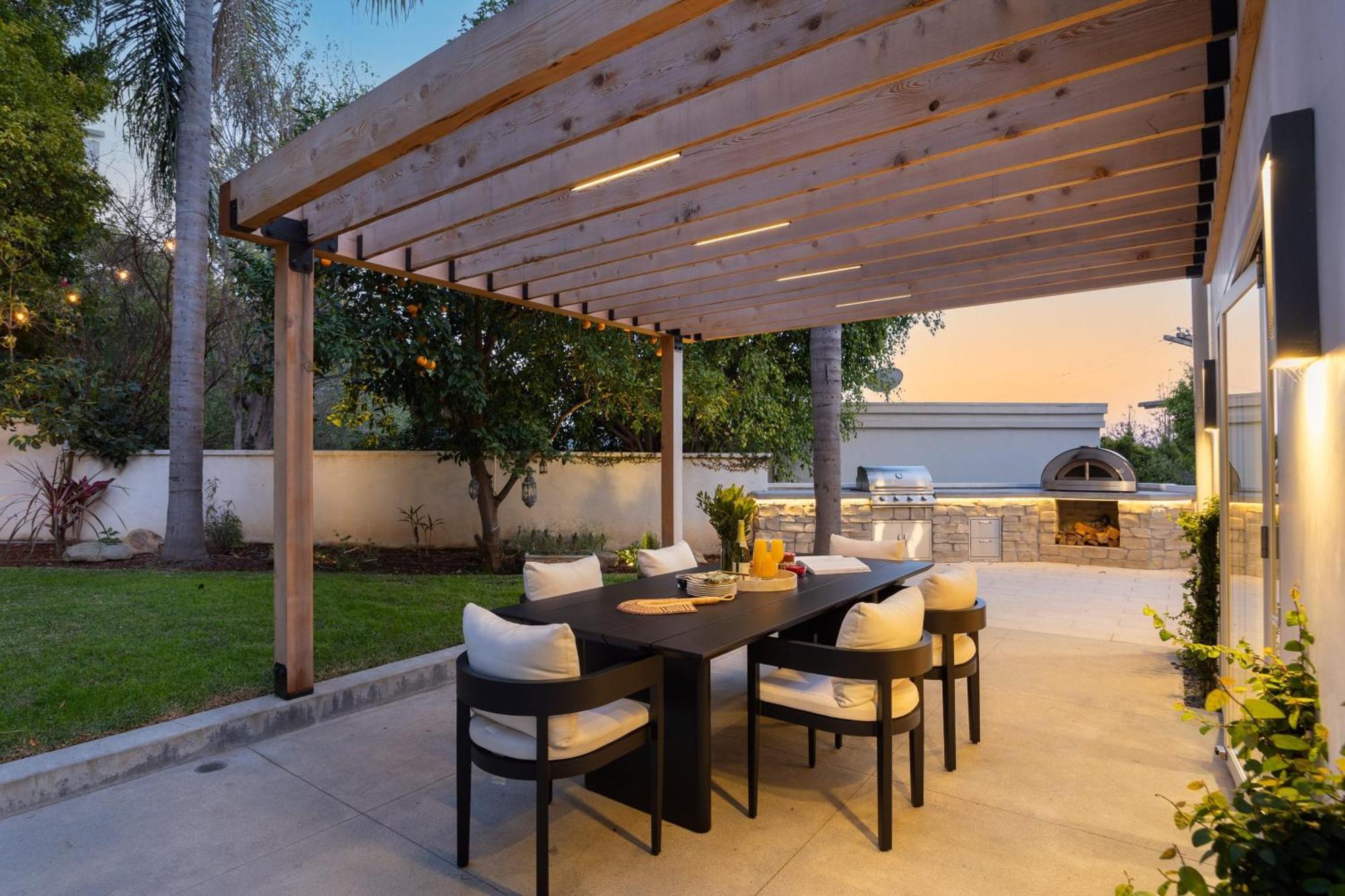 Luxury Hollywood Hills With Pool Outdoor Dining Iconic Views Skyline Holiday home Los Angeles