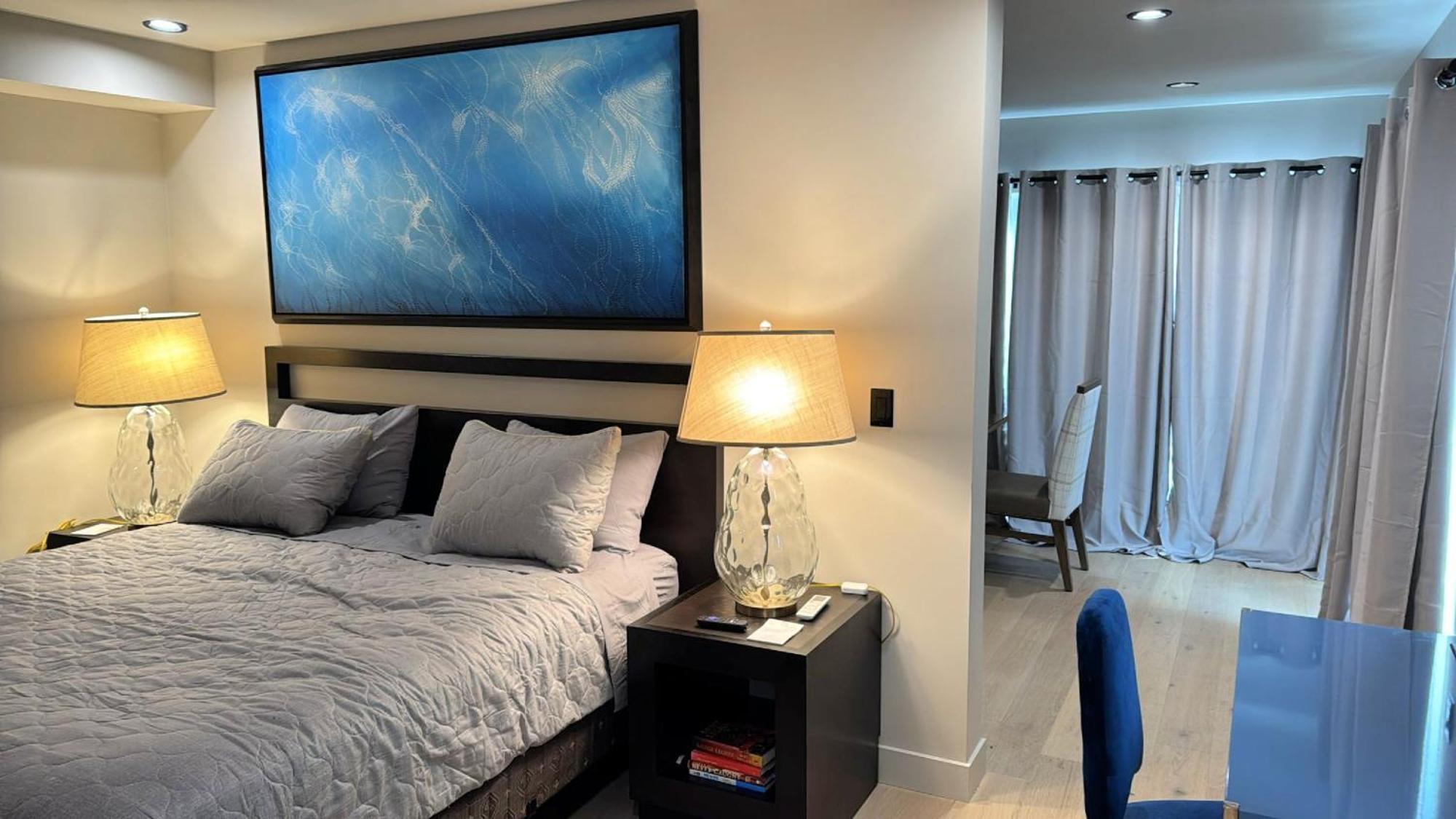 Stylish Downtown Escape With Rooftop Views *